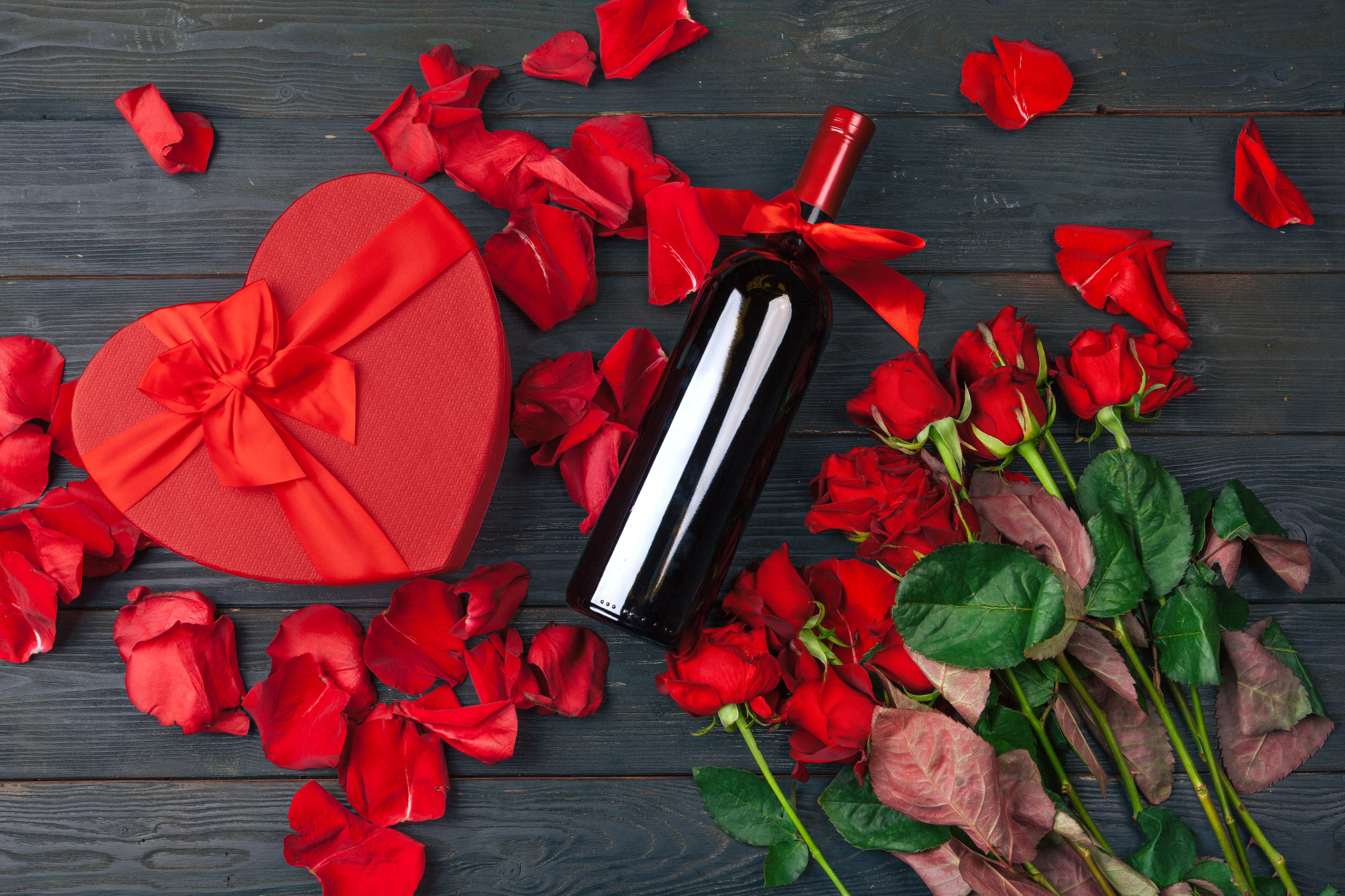 Handy-Wallpaper Feiertage, Wein, Valentinstag, Rose, Geschenk, Flasche, Romantisch, Rote Blume, Herzförmig kostenlos herunterladen.