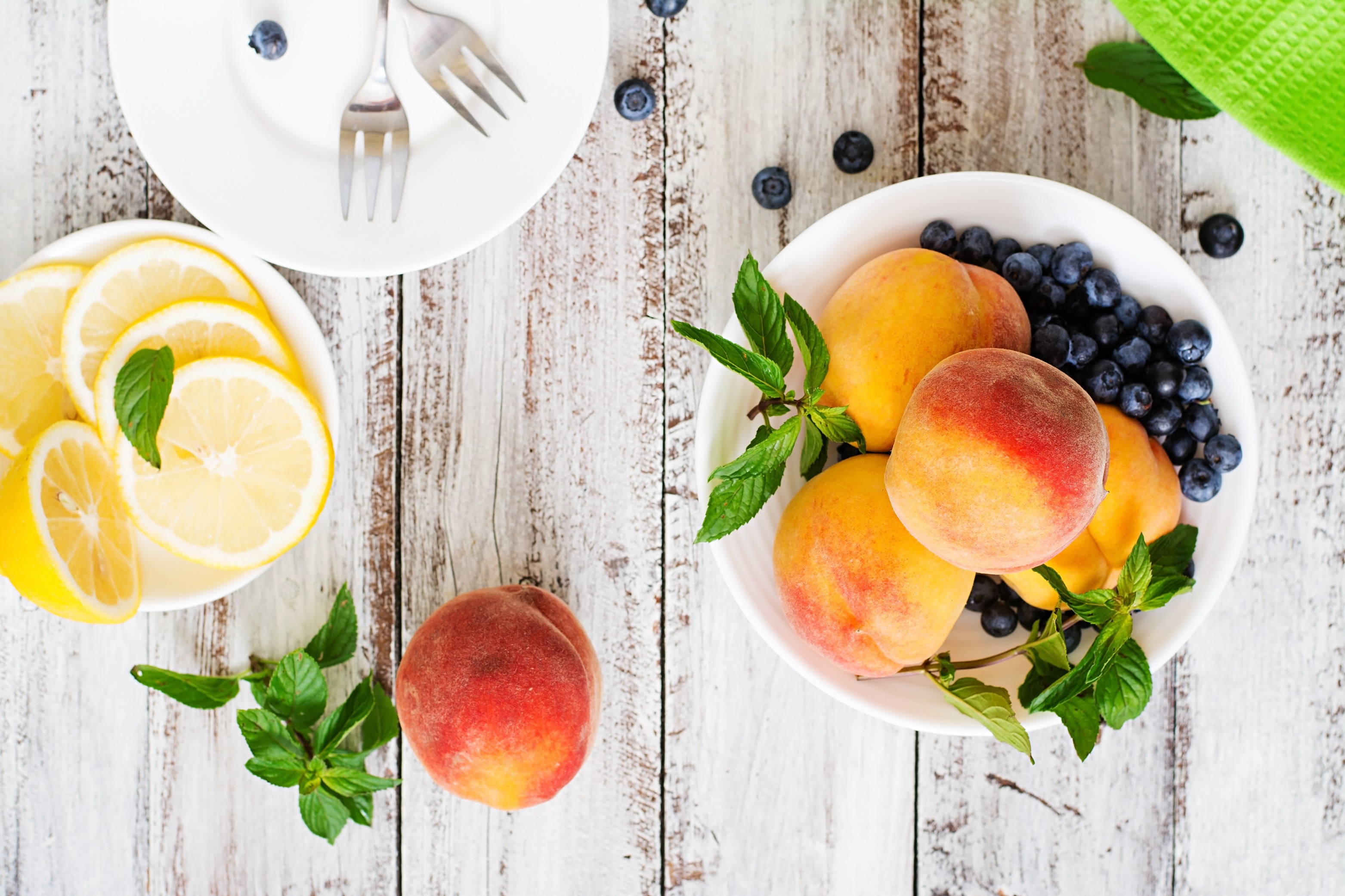 Handy-Wallpaper Zitrone, Frucht, Pfirsich, Heidelbeere, Nahrungsmittel, Stillleben, Früchte kostenlos herunterladen.