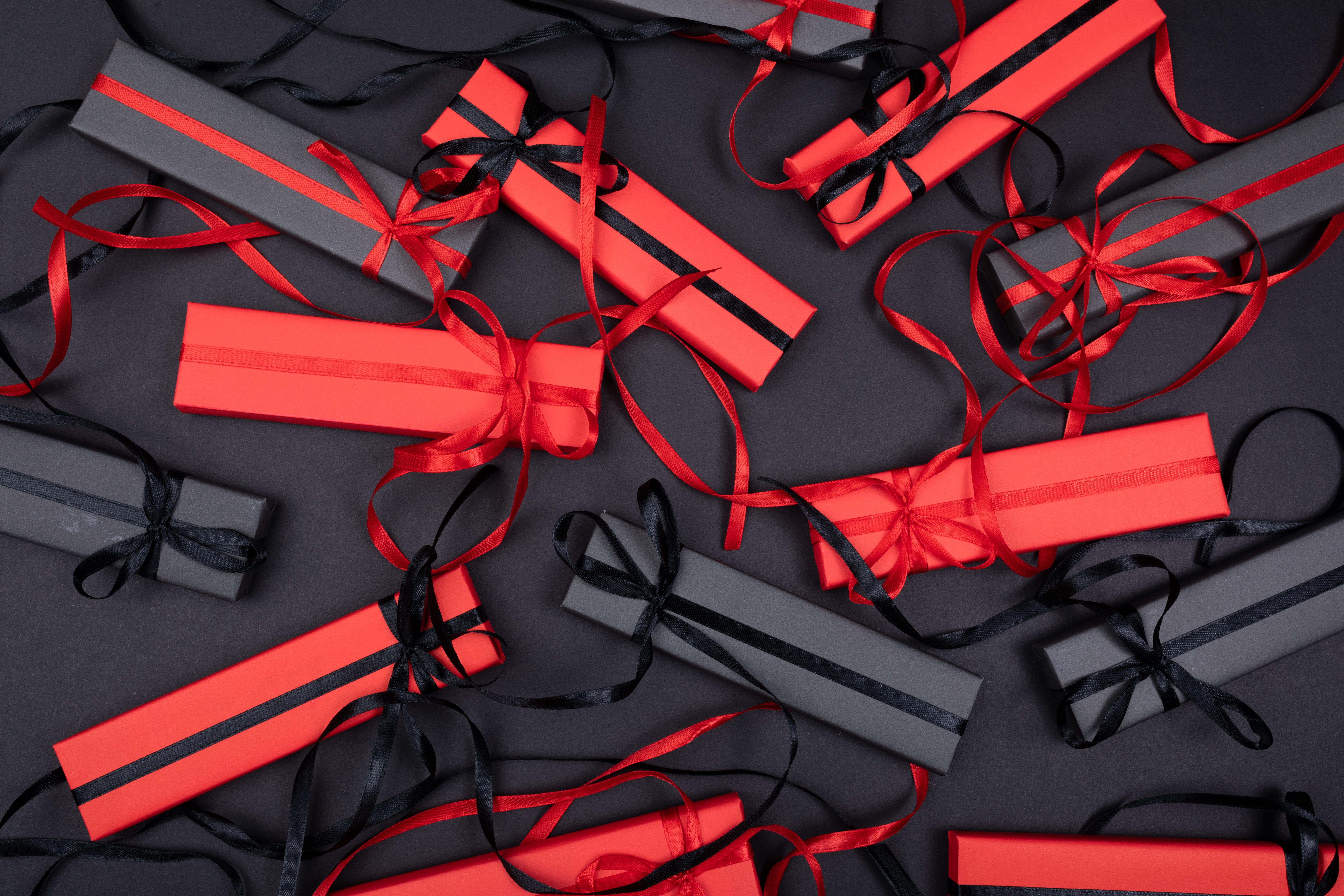 82097 скачать картинку праздники, красный, черный, подарки, коробки - обои и заставки бесплатно