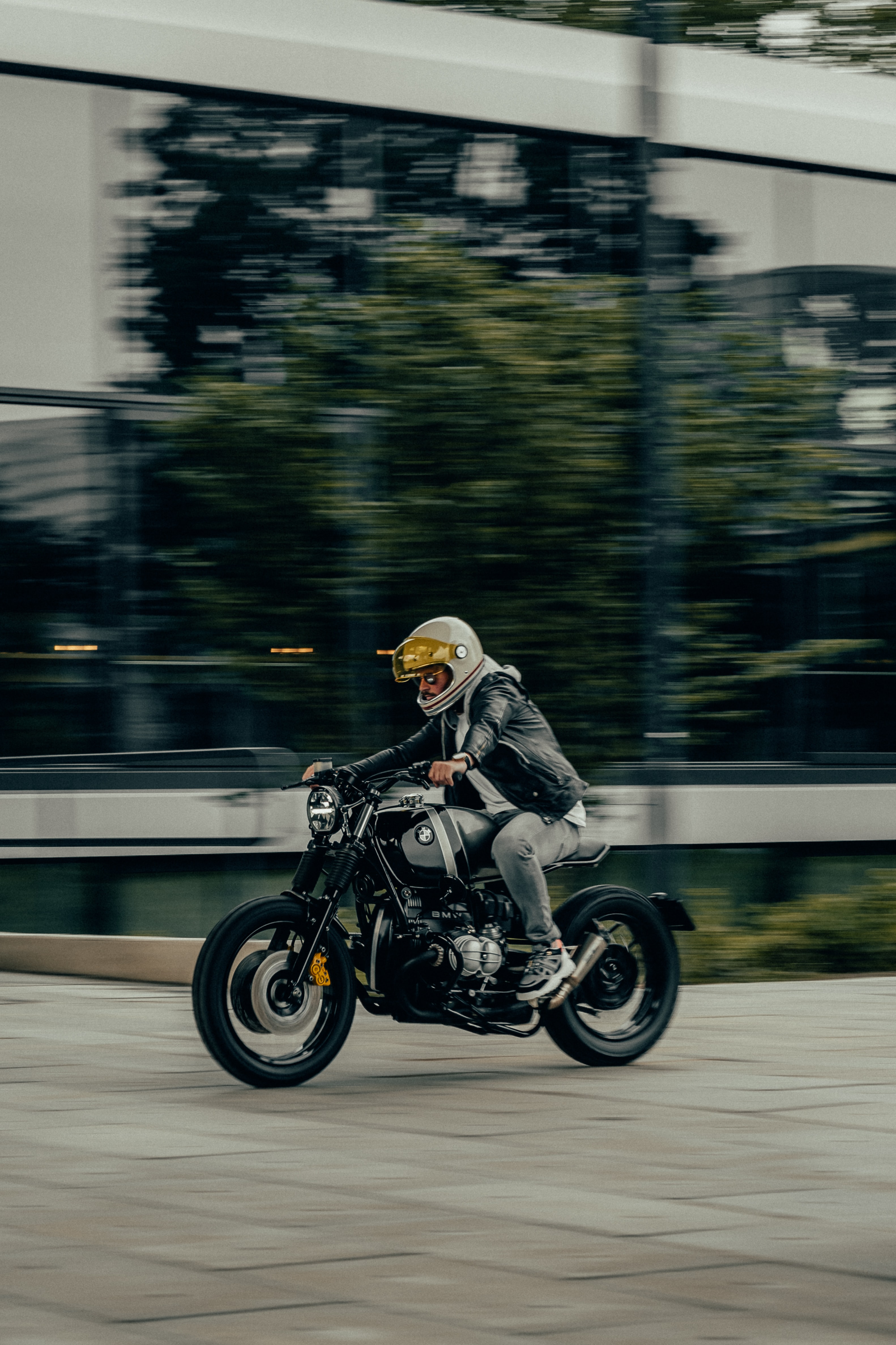 64441 descargar fondo de pantalla bmw, motocicletas, tráfico, movimiento, motociclista, vista lateral, perfil, motocicleta, bicicleta: protectores de pantalla e imágenes gratis