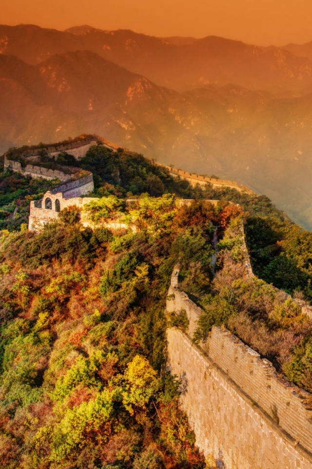 Скачать картинку Памятники, Великая Китайская Стена, Гора, Растительность, Китай, Сделано Человеком, Кита́й в телефон бесплатно.