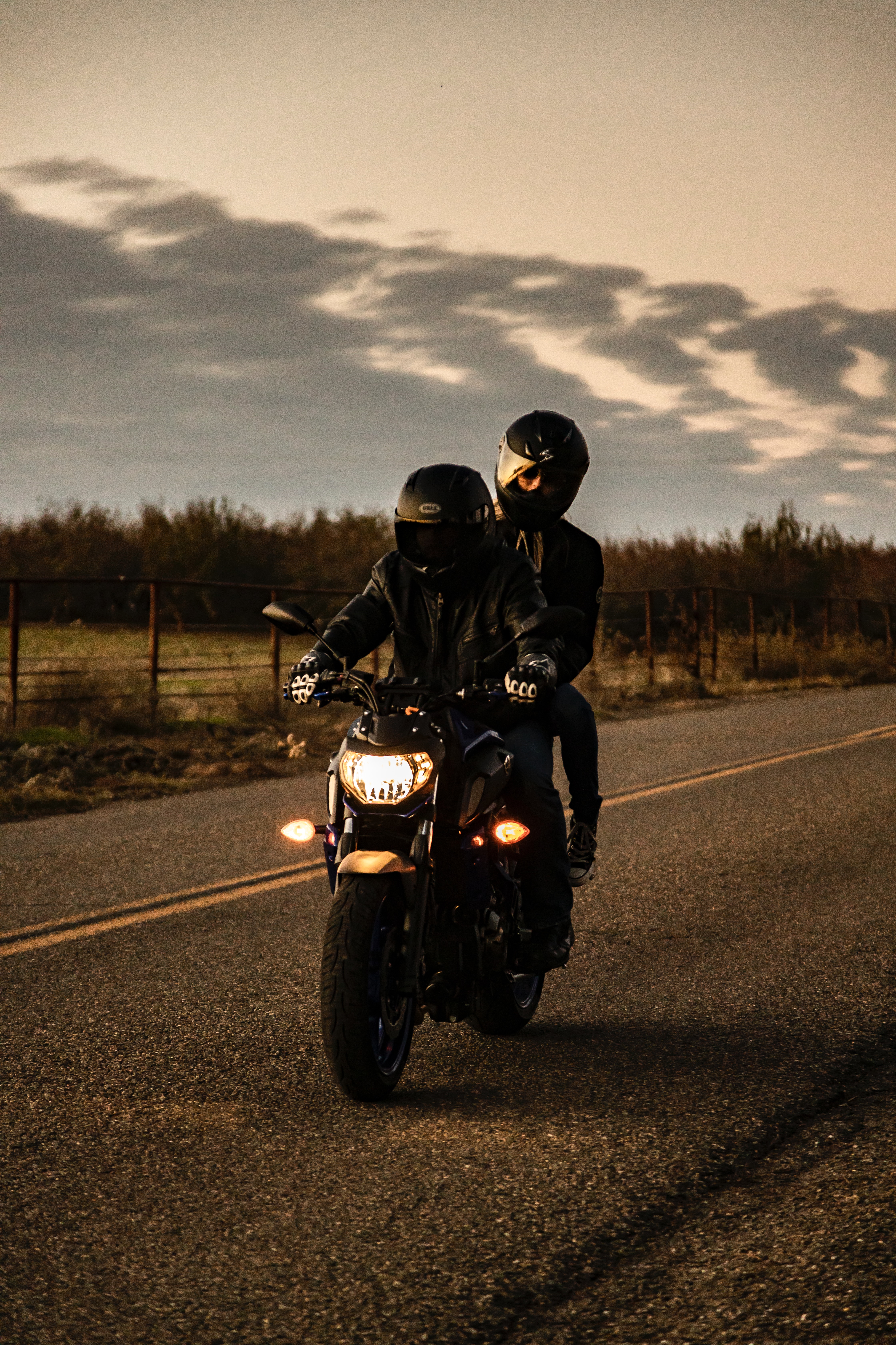 79998 descargar imagen negro, motocicletas, camino, el negro, motocicleta, bicicleta, ciclistas: fondos de pantalla y protectores de pantalla gratis