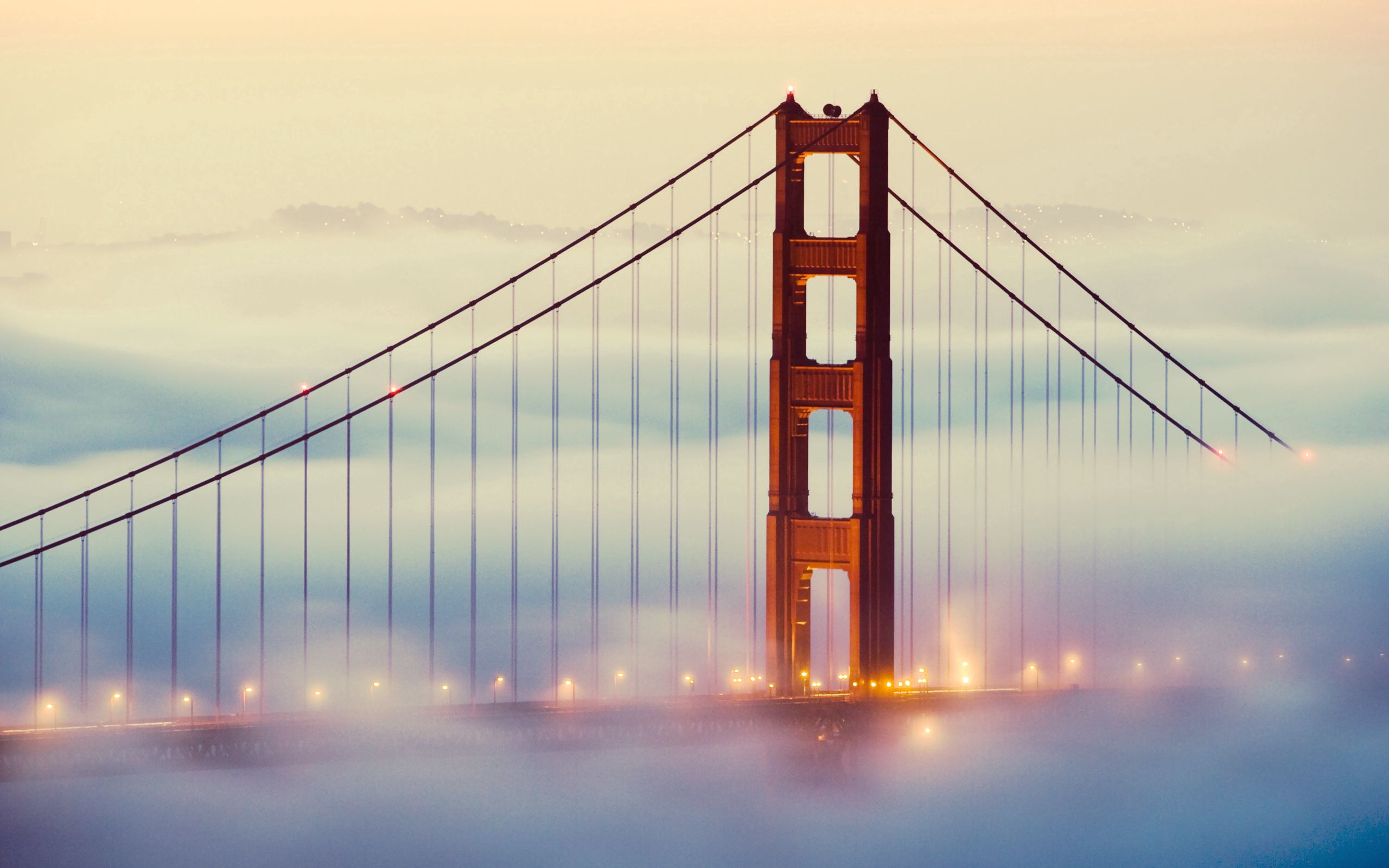 Скачати мобільні шпалери Туман, Міст, Будівництво, Спорудження, Сан Франциско, Міста безкоштовно.