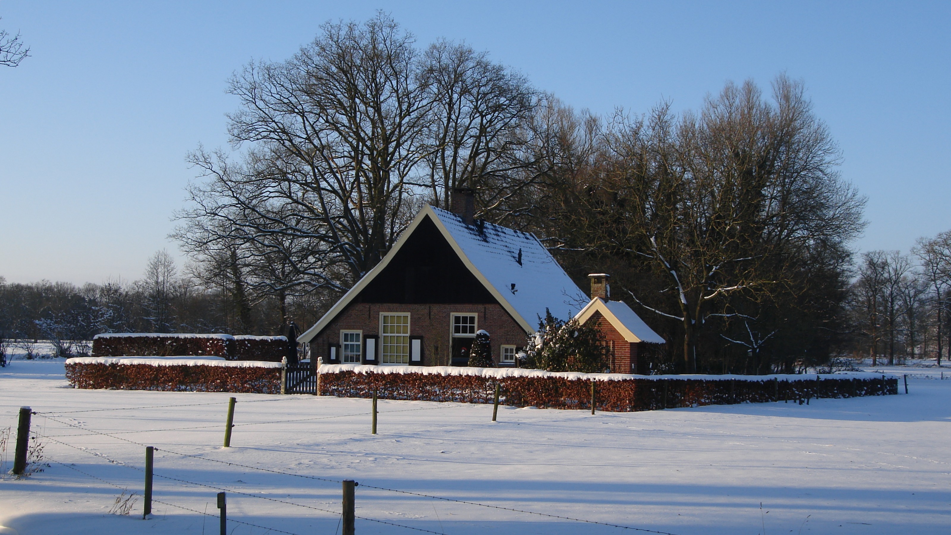 Скачать картинку Зима, Снег, Здание, Нидерланды, Ферма, Сделано Человеком в телефон бесплатно.