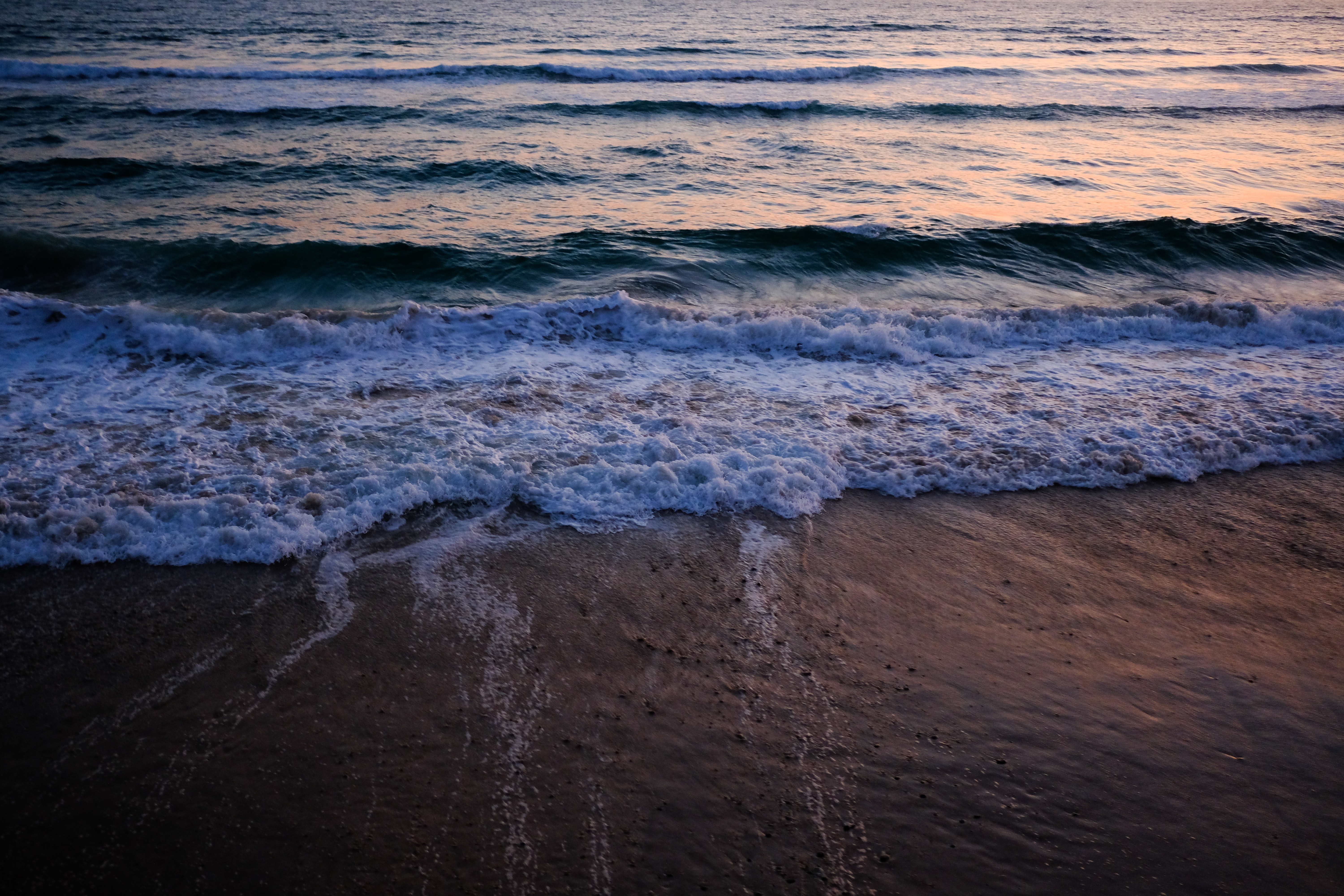 Скачать картинку Песок, Волны, Побережье, Вода, Море, Природа в телефон бесплатно.