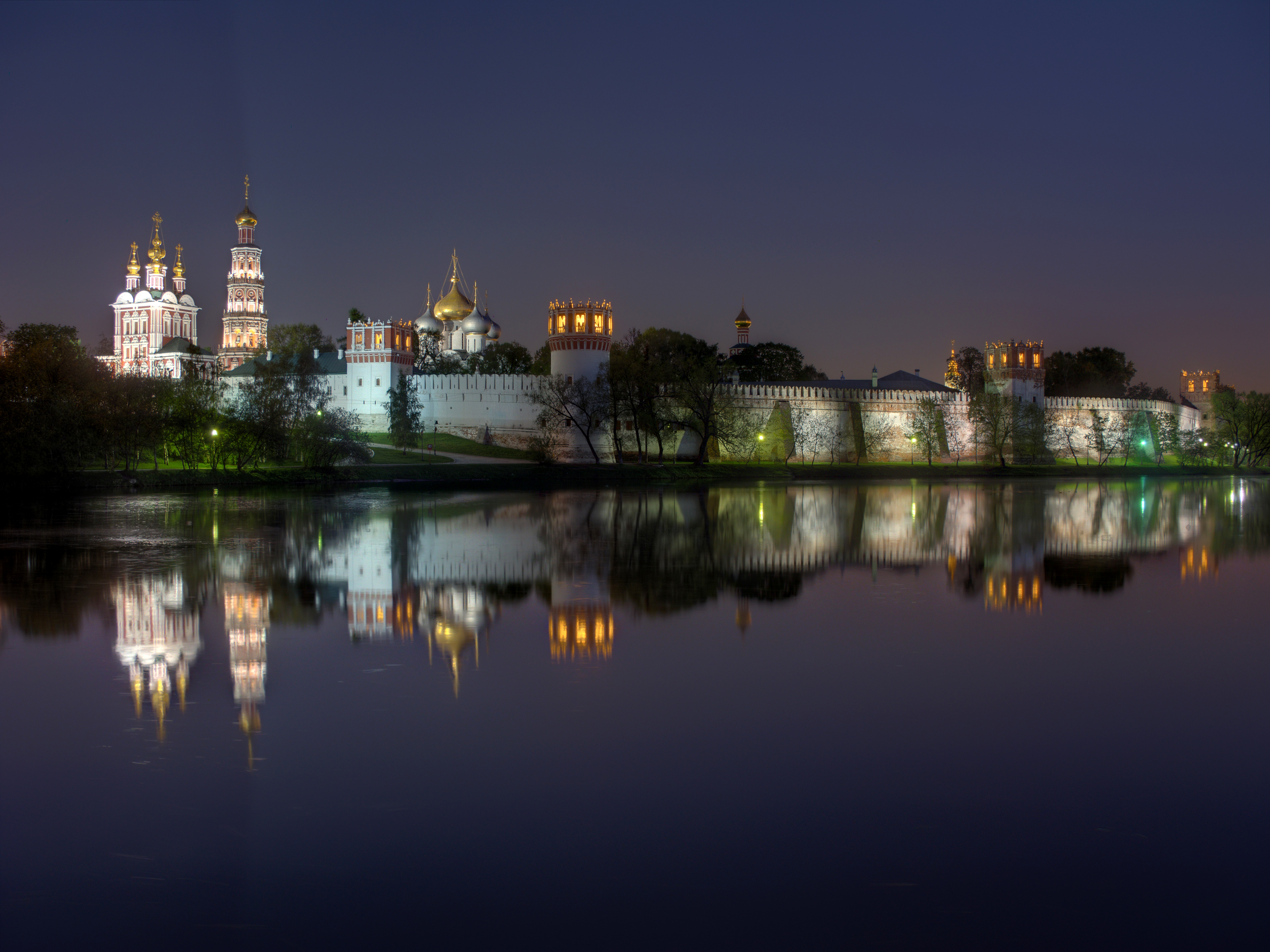 Handy-Wallpaper Moskau, Licht, Fluss, Russland, Nacht, Kloster, Spiegelung, Religiös, Nowodewitschi Kloster kostenlos herunterladen.