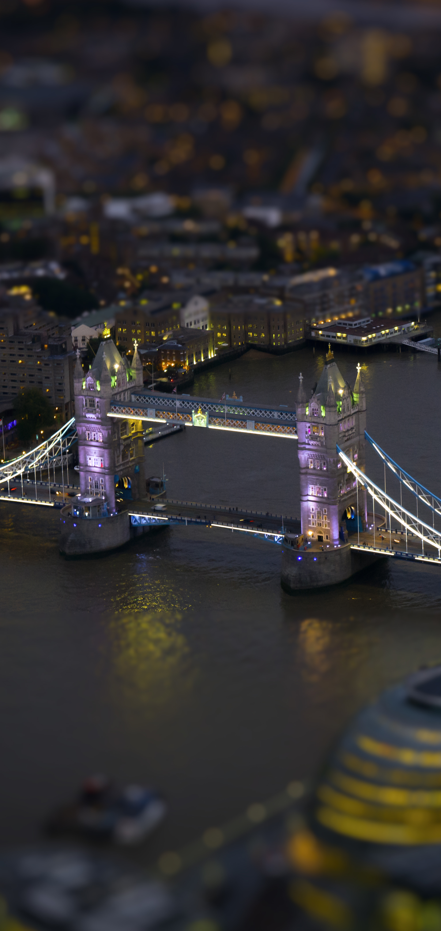 Скачати мобільні шпалери Річка, Ніч, Лондон, Місто, Фотографія, Тауерський Міст, Об'єднане Королівство, Tilt Shift безкоштовно.