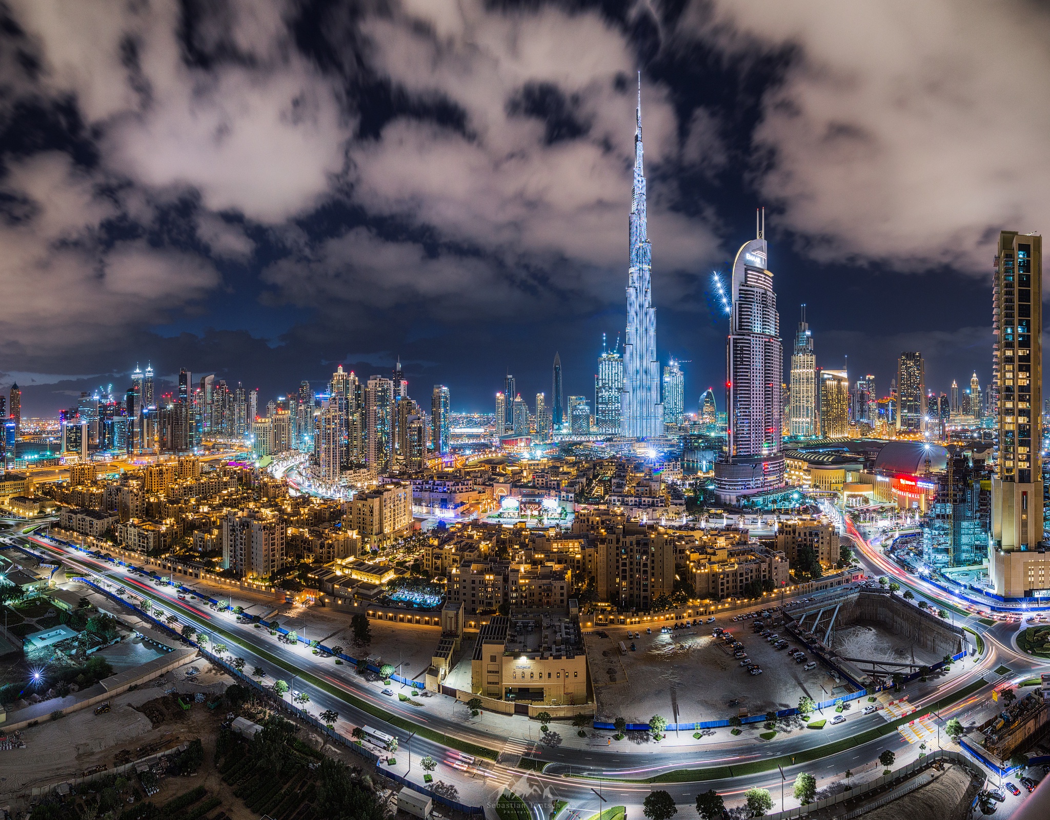 Baixe gratuitamente a imagem Cidades, Noite, Cidade, Arranha Céu, Luz, Dubai, Construção, Emirados Árabes Unidos, Feito Pelo Homem na área de trabalho do seu PC