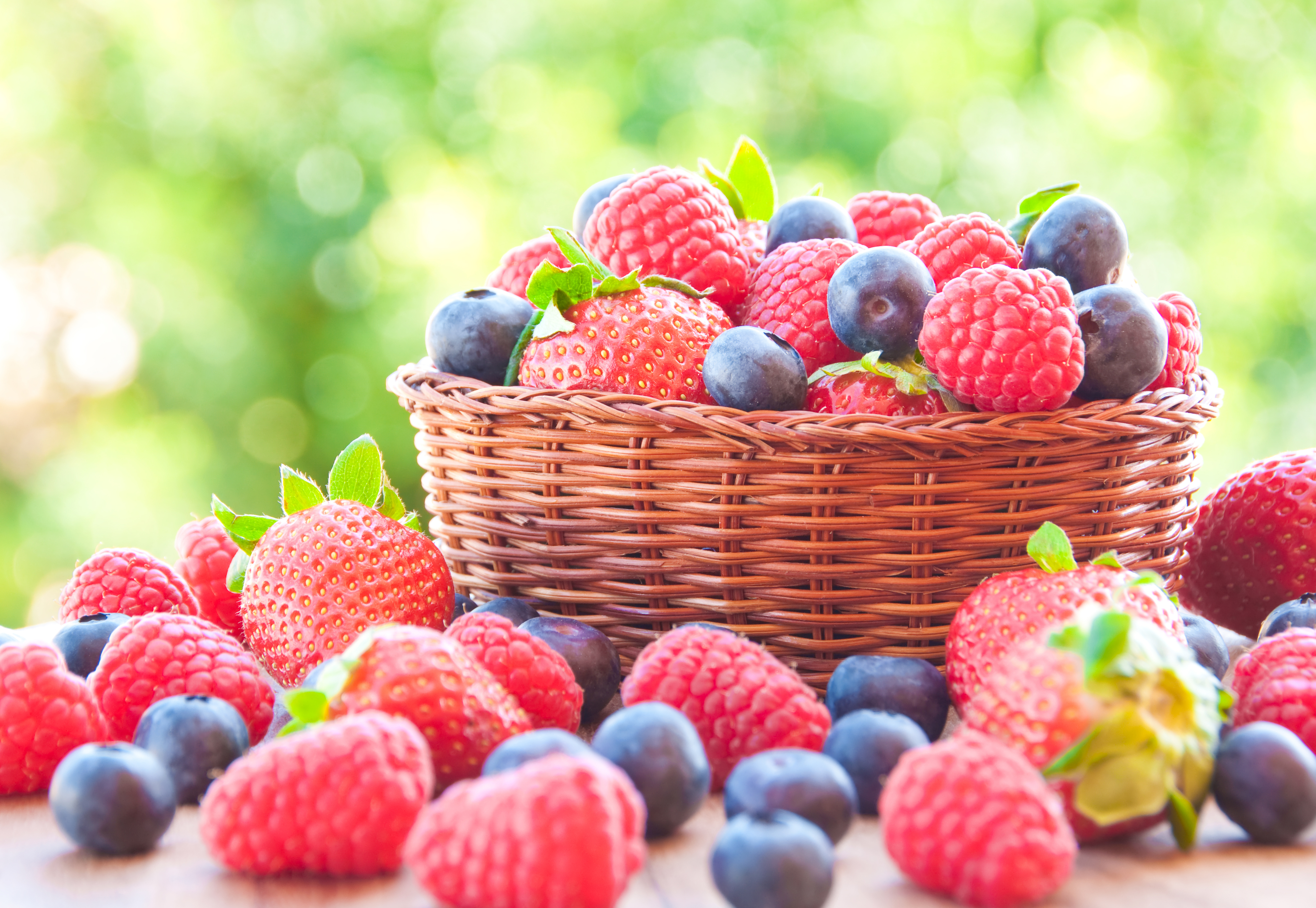 Laden Sie das Erdbeere, Himbeere, Frucht, Korb, Heidelbeere, Nahrungsmittel-Bild kostenlos auf Ihren PC-Desktop herunter