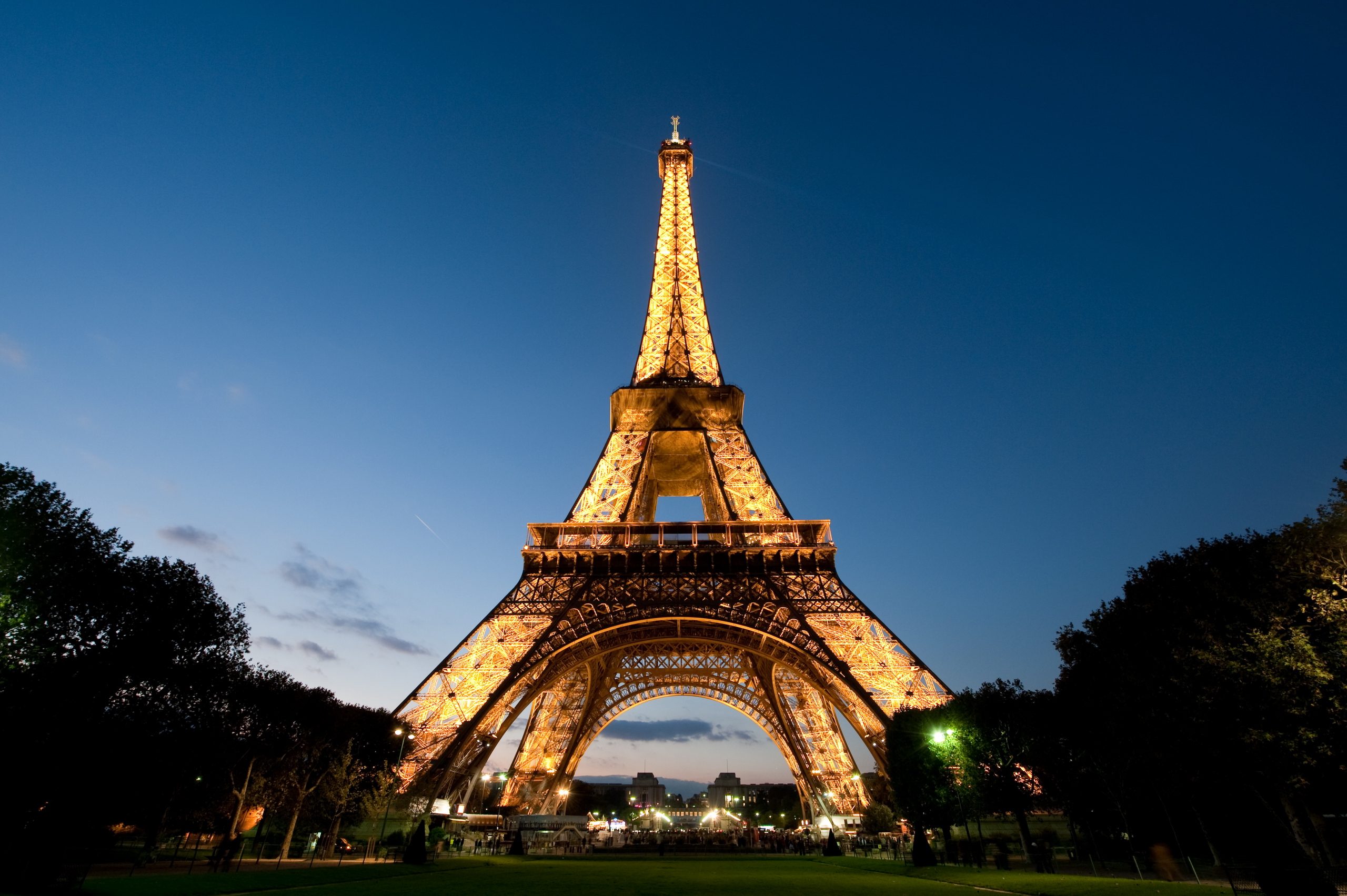 Laden Sie das Paris, Eiffelturm, Licht, Frankreich, Nacht, Monumente, Menschengemacht-Bild kostenlos auf Ihren PC-Desktop herunter