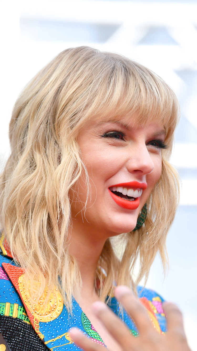 Download mobile wallpaper Music, Smile, Singer, Blonde, American, Taylor Swift, Lipstick for free.