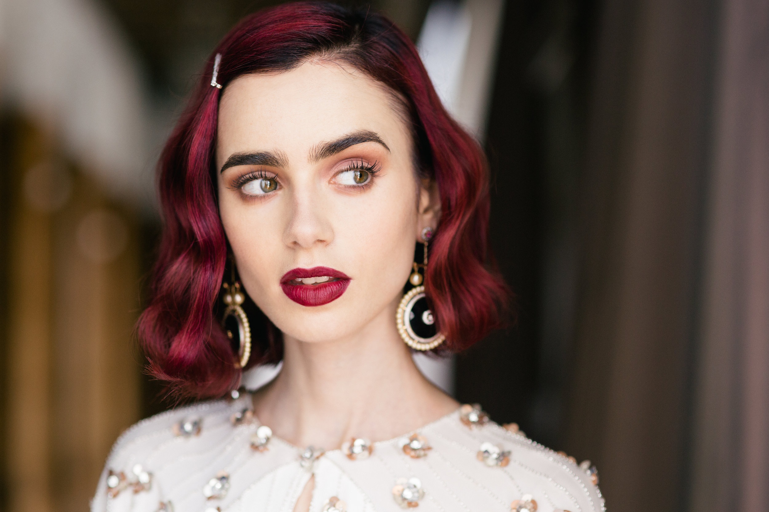 Free download wallpaper English, Face, Model, Earrings, Green Eyes, Celebrity, Actress, Lipstick, Lily Collins on your PC desktop