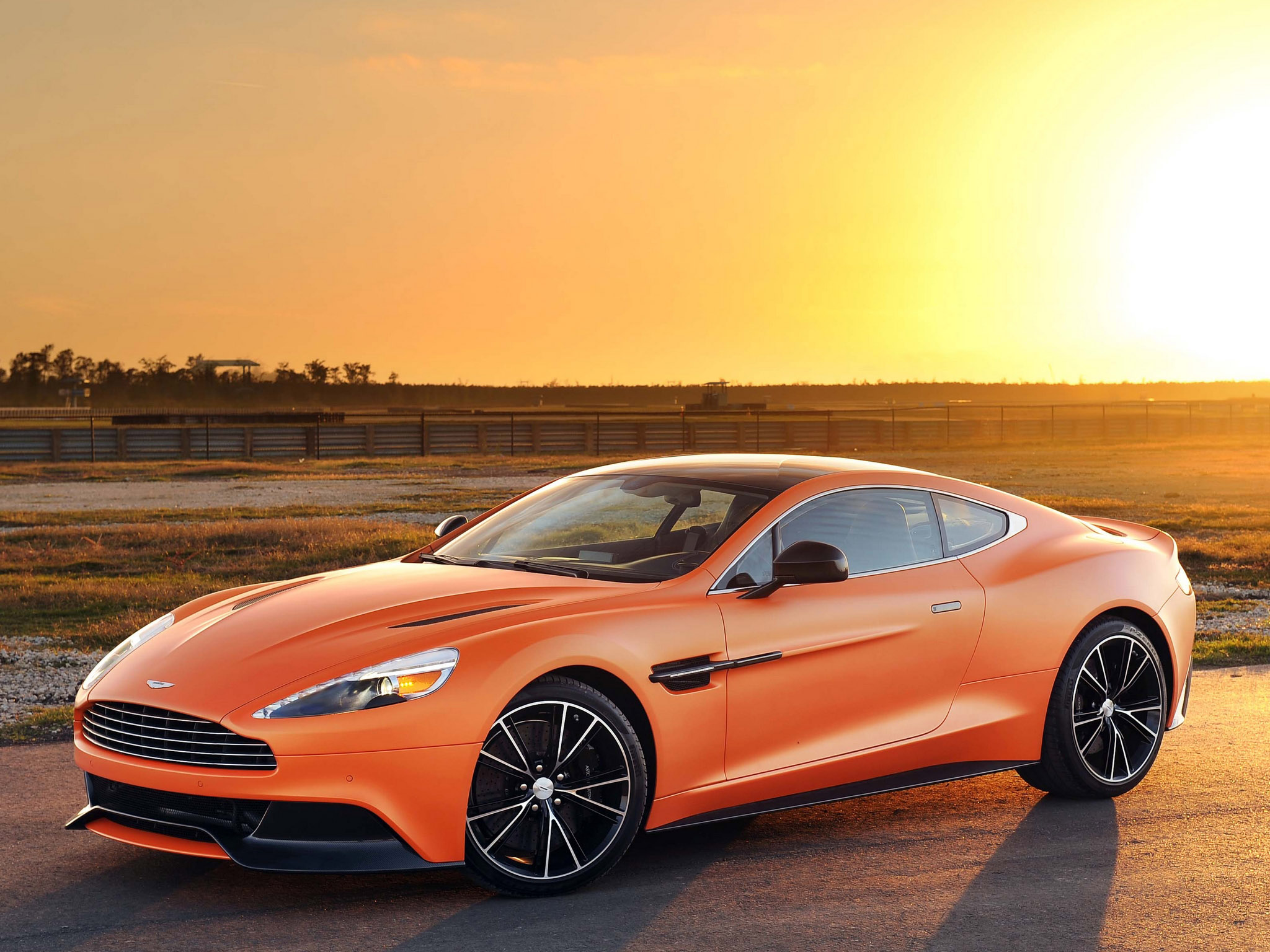 Descarga gratuita de fondo de pantalla para móvil de Aston Martin, Coche, Atardecer, Vehículos, Aston Martin Vanquish, Coche Naranja.