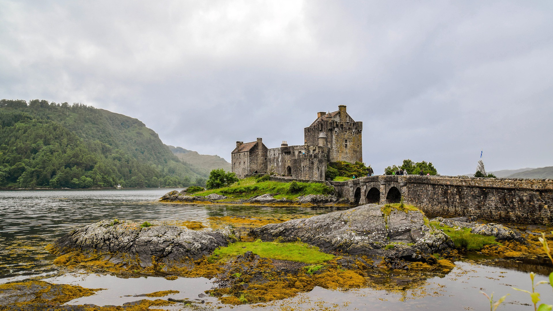 394497 baixar papel de parede feito pelo homem, castelo de eilean donan, ponte, castelo, lago, escócia, castelos - protetores de tela e imagens gratuitamente