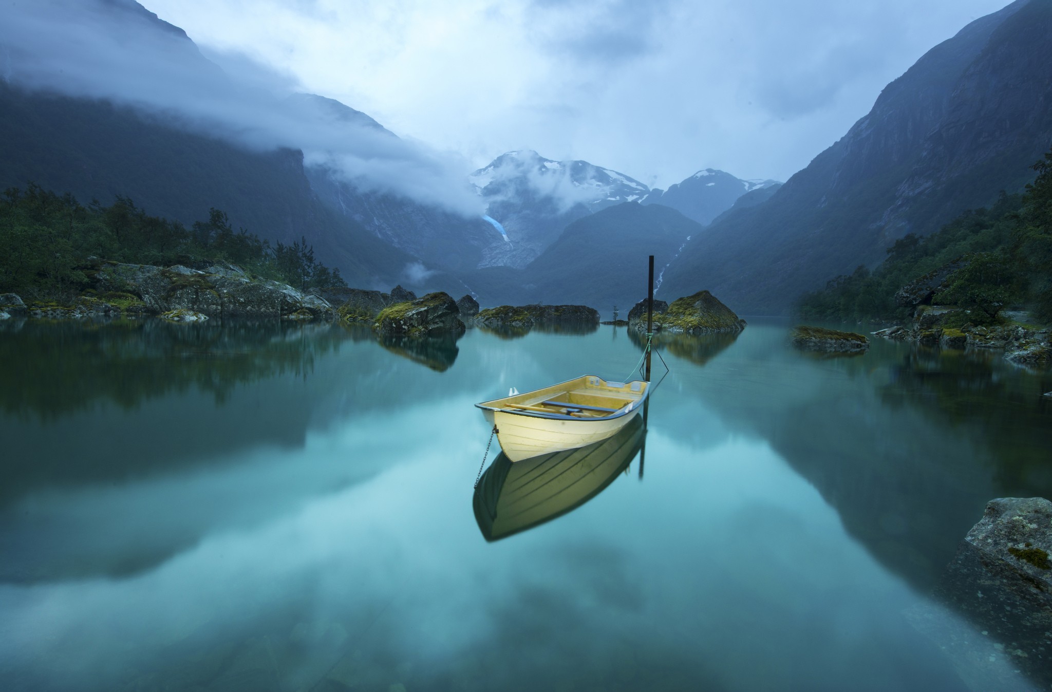 PCデスクトップに湖, ボート, 山, 霧, 乗り物画像を無料でダウンロード