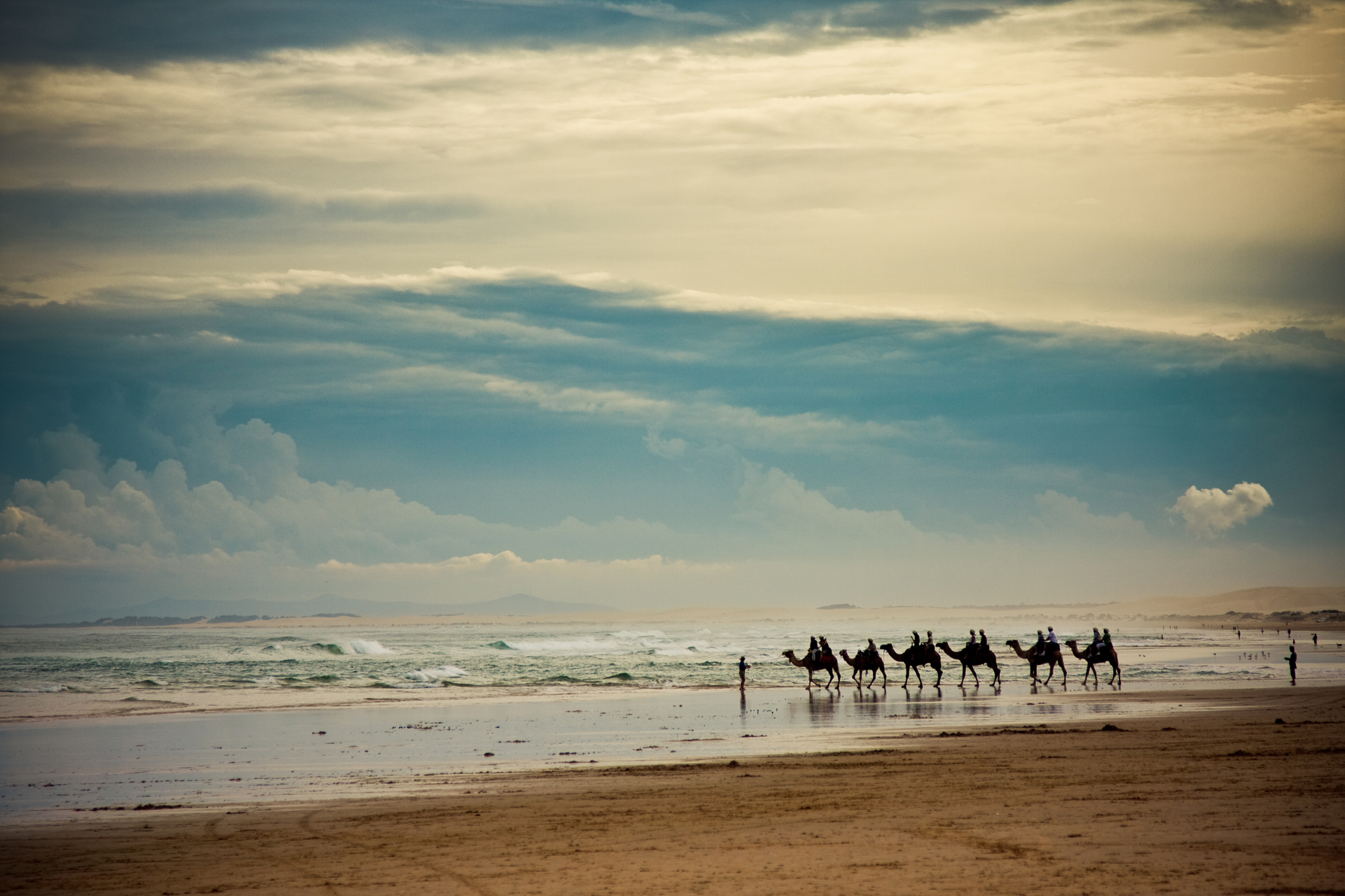 551126 завантажити картинку фотографія, люди, пляжний, верблюд, хмара, океан, небо, хвиля - шпалери і заставки безкоштовно