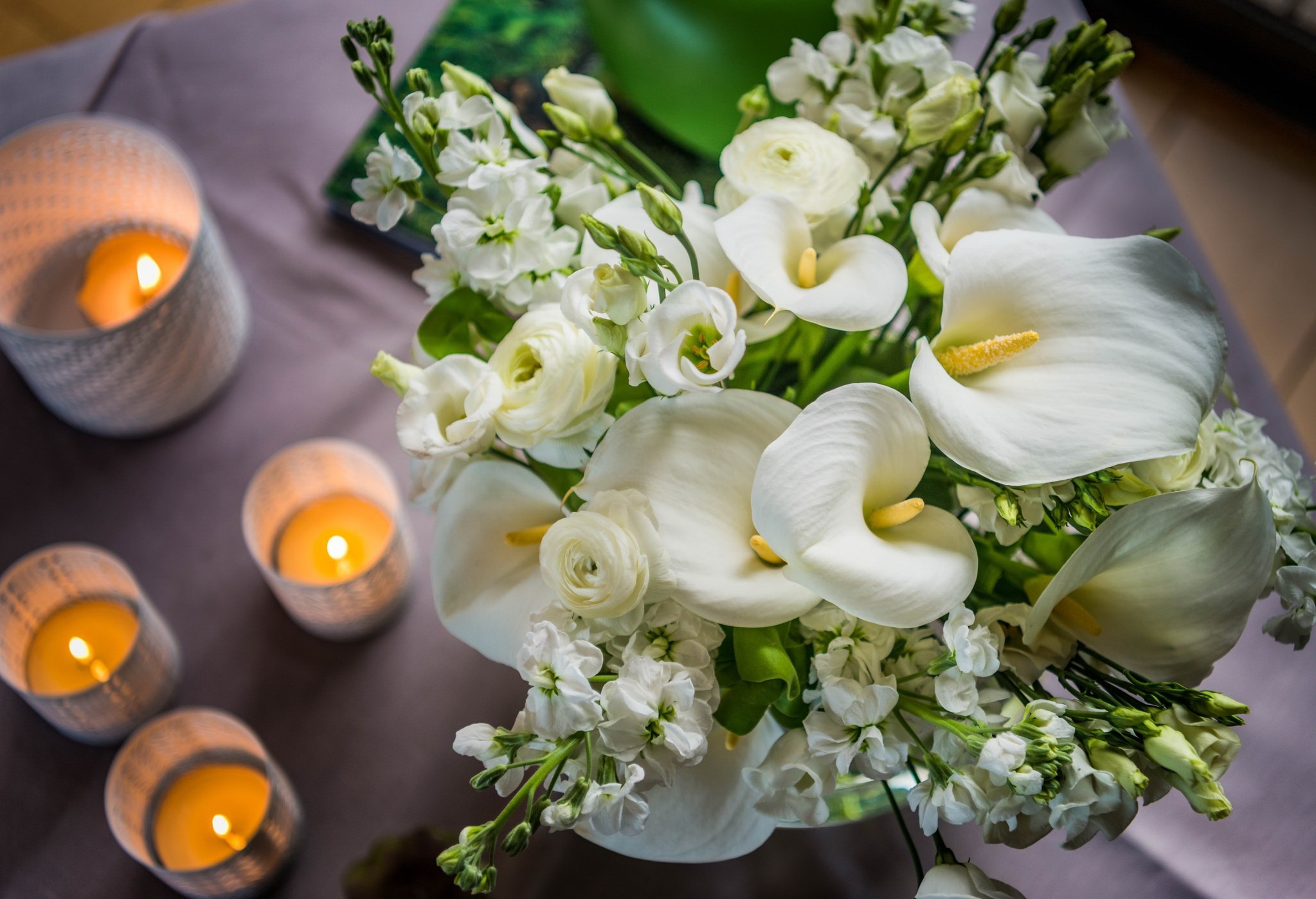 Laden Sie das Blume, Kerze, Weiße Blume, Menschengemacht, Calla Lilie-Bild kostenlos auf Ihren PC-Desktop herunter