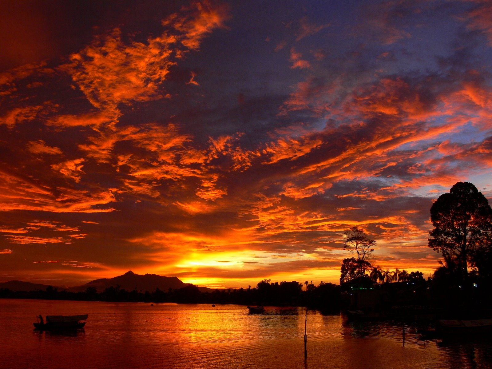 Скачать картинку Небо, Силуэт, Малайзия, Фотографии, Закат Солнца, Оранжевый Цвет) в телефон бесплатно.