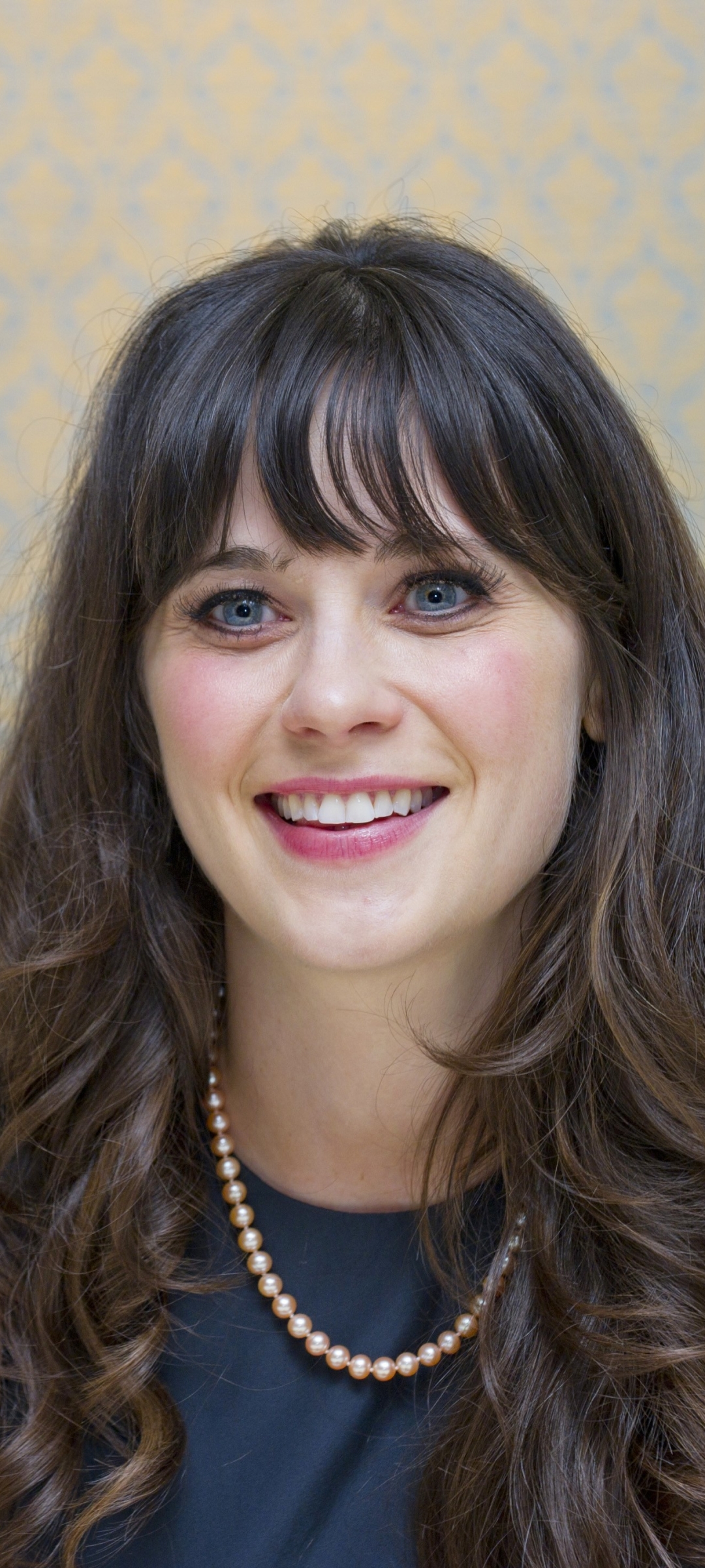 Download mobile wallpaper Smile, Brunette, Blue Eyes, American, Celebrity, Actress, Zooey Deschanel for free.