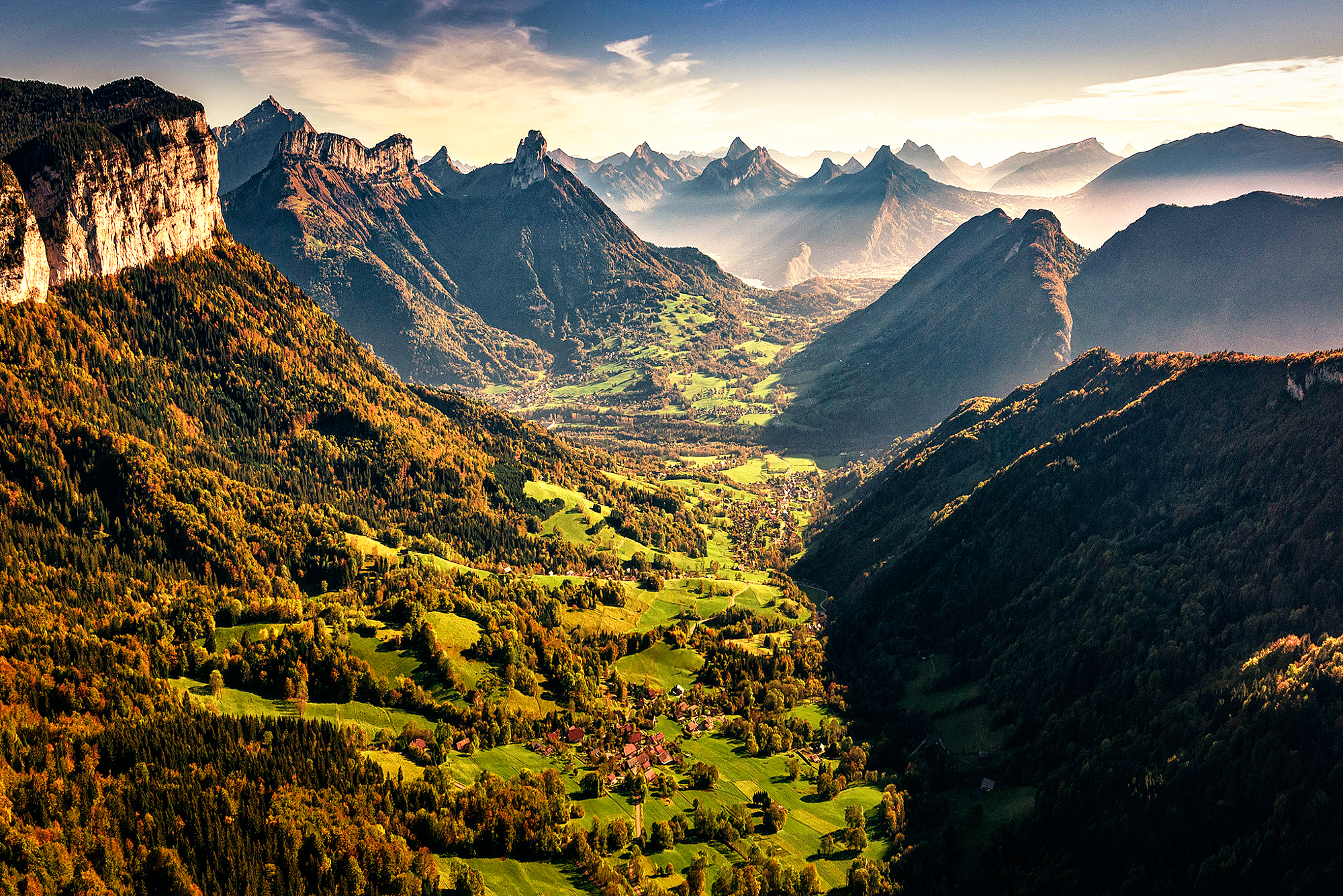 Laden Sie das Landschaft, Wald, Nebel, Dorf, Gebirge, Tal, Fotografie-Bild kostenlos auf Ihren PC-Desktop herunter
