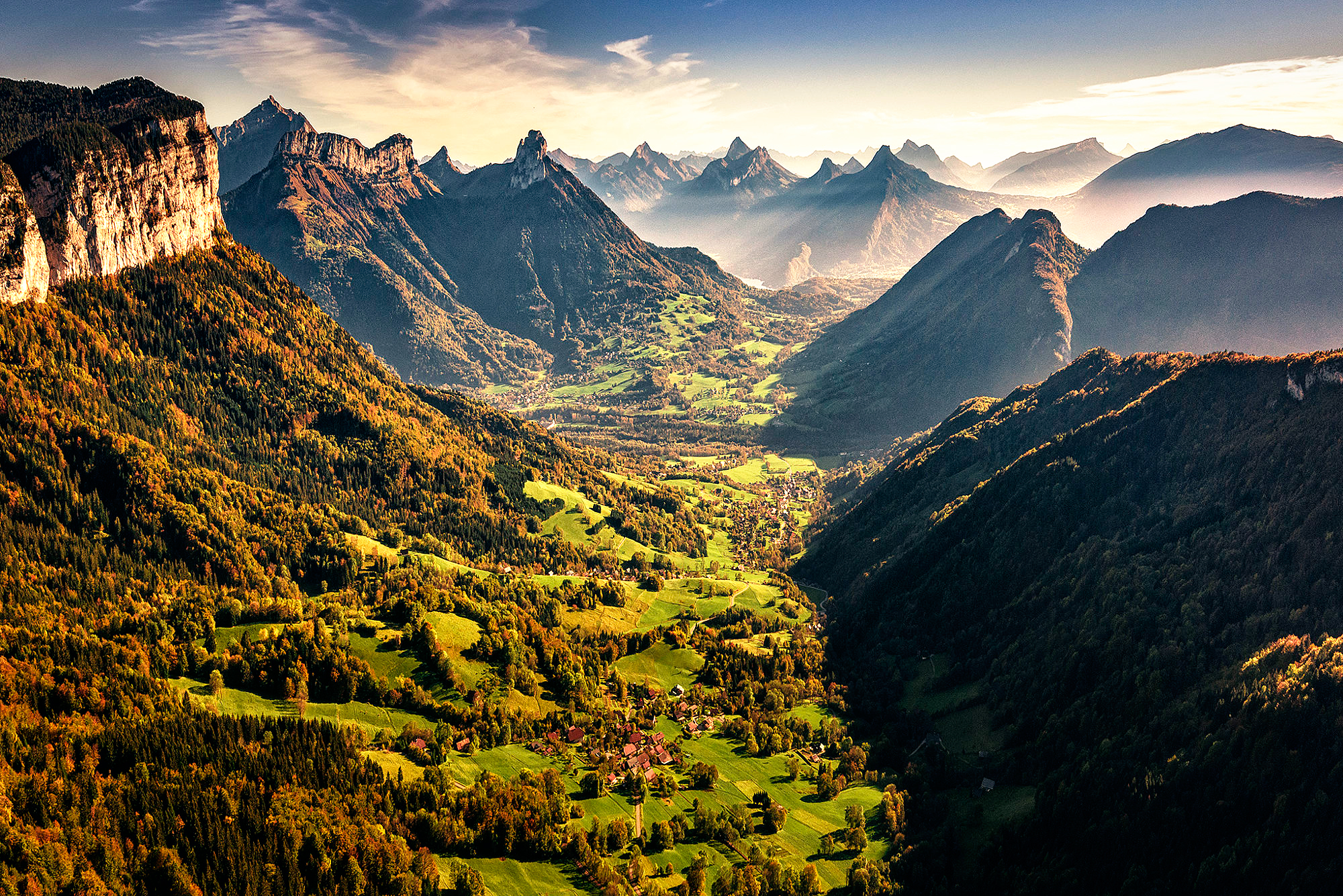 Handy-Wallpaper Landschaft, Wald, Nebel, Dorf, Gebirge, Tal, Fotografie kostenlos herunterladen.