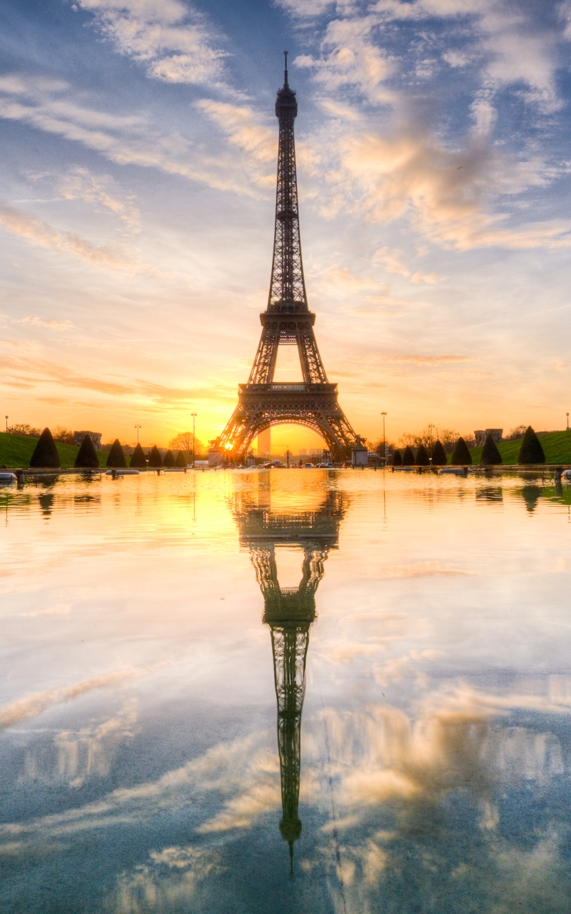 Handy-Wallpaper Paris, Eiffelturm, Sonnenaufgang, Monument, Monumente, Menschengemacht, Spiegelung, Betrachtung kostenlos herunterladen.