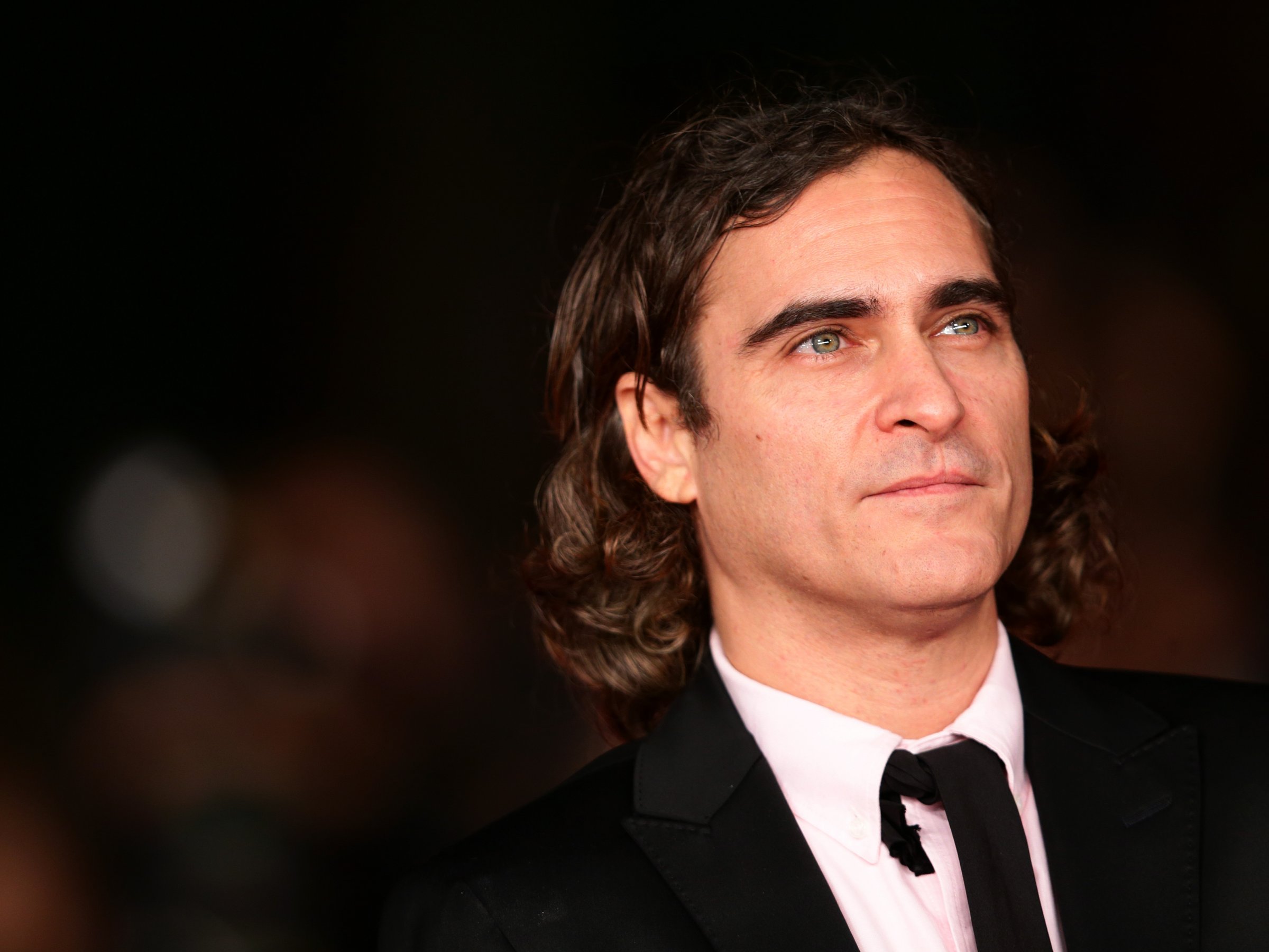 Download mobile wallpaper Green Eyes, Celebrity, Long Hair, Actor, Joaquin Phoenix for free.