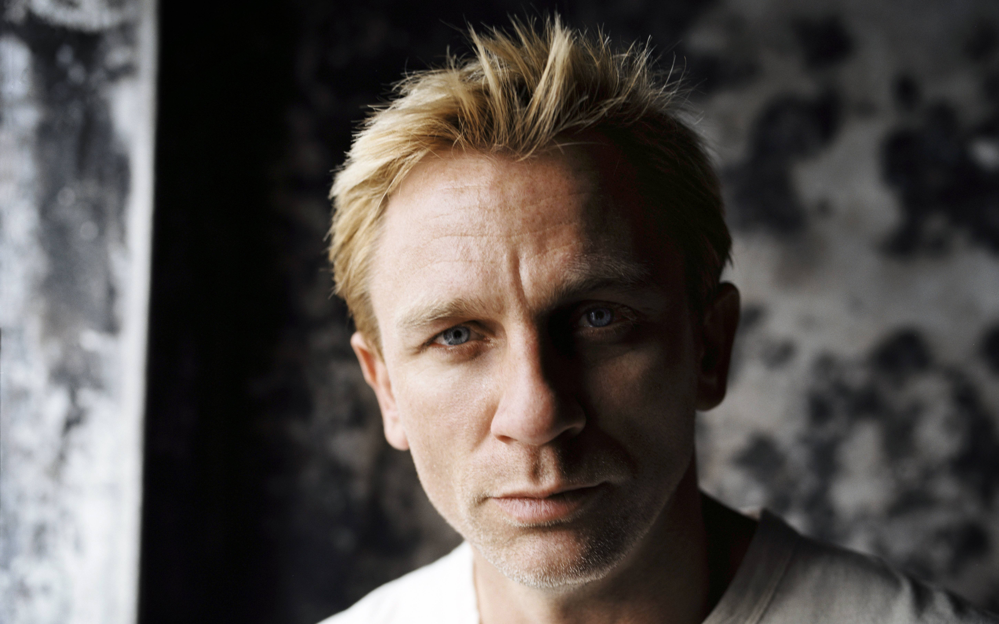 Download mobile wallpaper Daniel Craig, English, Celebrity, Actor for free.