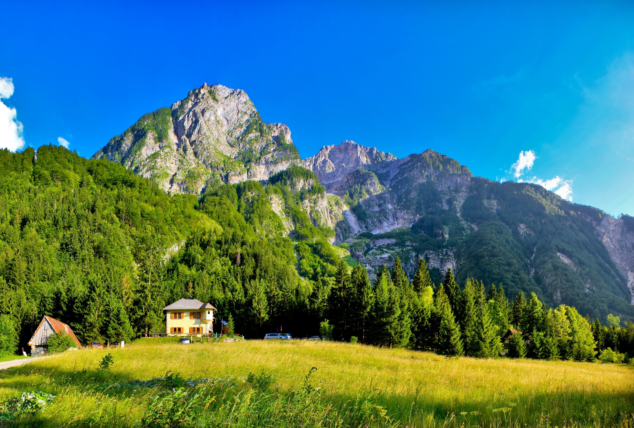 121672 baixar papel de parede azul, natureza, casas, céu, montanhas, verde, brilhantemente, prado, claro, entendo, pequenas casas, eslovênia - protetores de tela e imagens gratuitamente