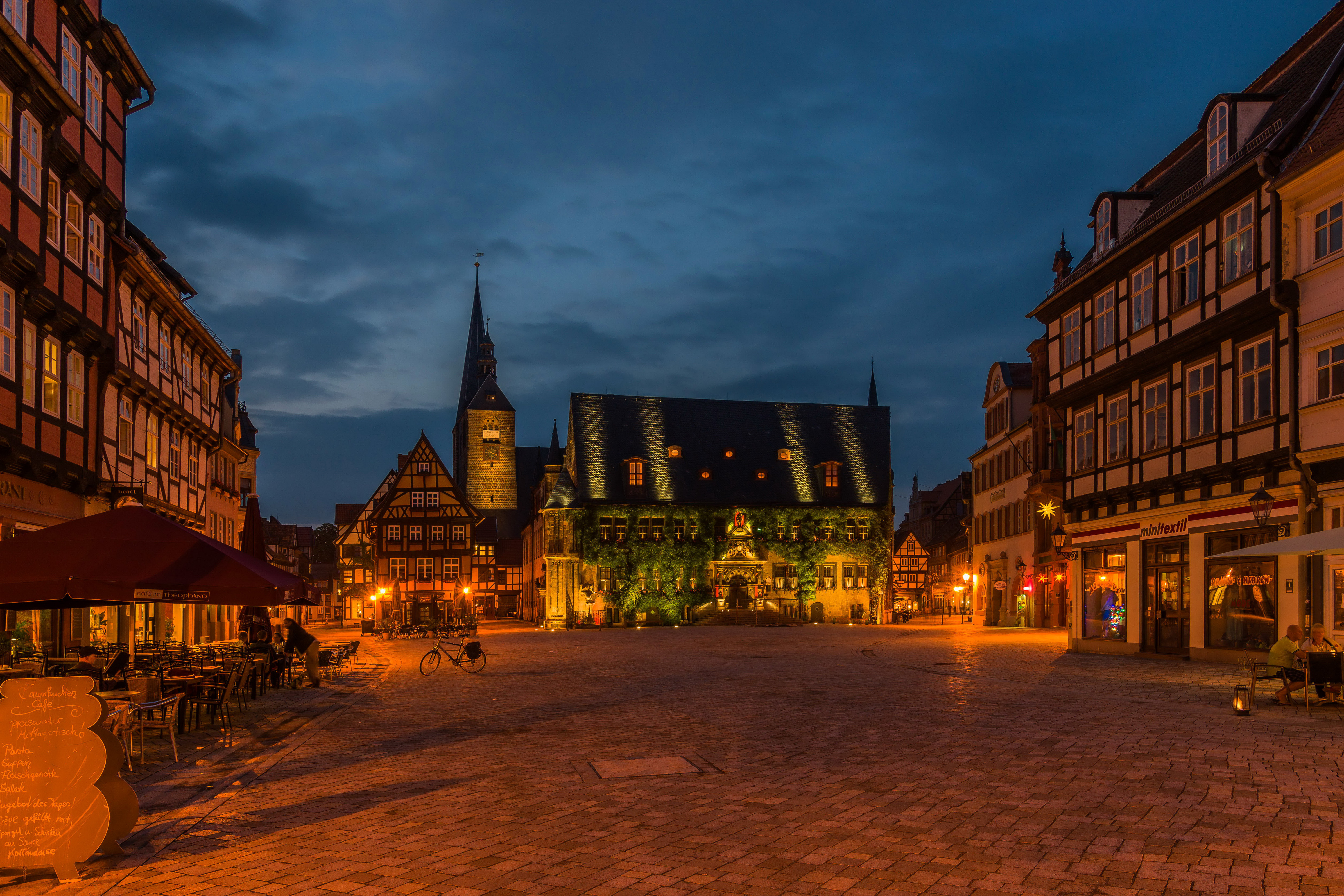 Laden Sie das Städte, Stadt, Gebäude, Quadrat, Deutschland, Nacht, Menschengemacht, Quedlinburg-Bild kostenlos auf Ihren PC-Desktop herunter