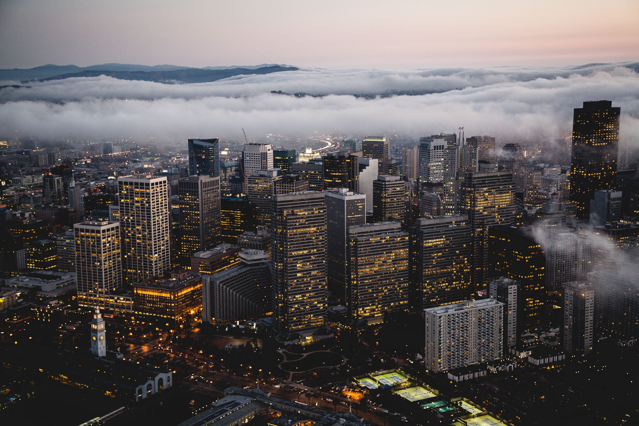 Laden Sie das Städte, Wolkenkratzer, Gebäude, Nebel, Stadtbild, San Francisco, Vereinigte Staaten Von Amerika, Menschengemacht, Großstadt, Luftbildfotografie-Bild kostenlos auf Ihren PC-Desktop herunter