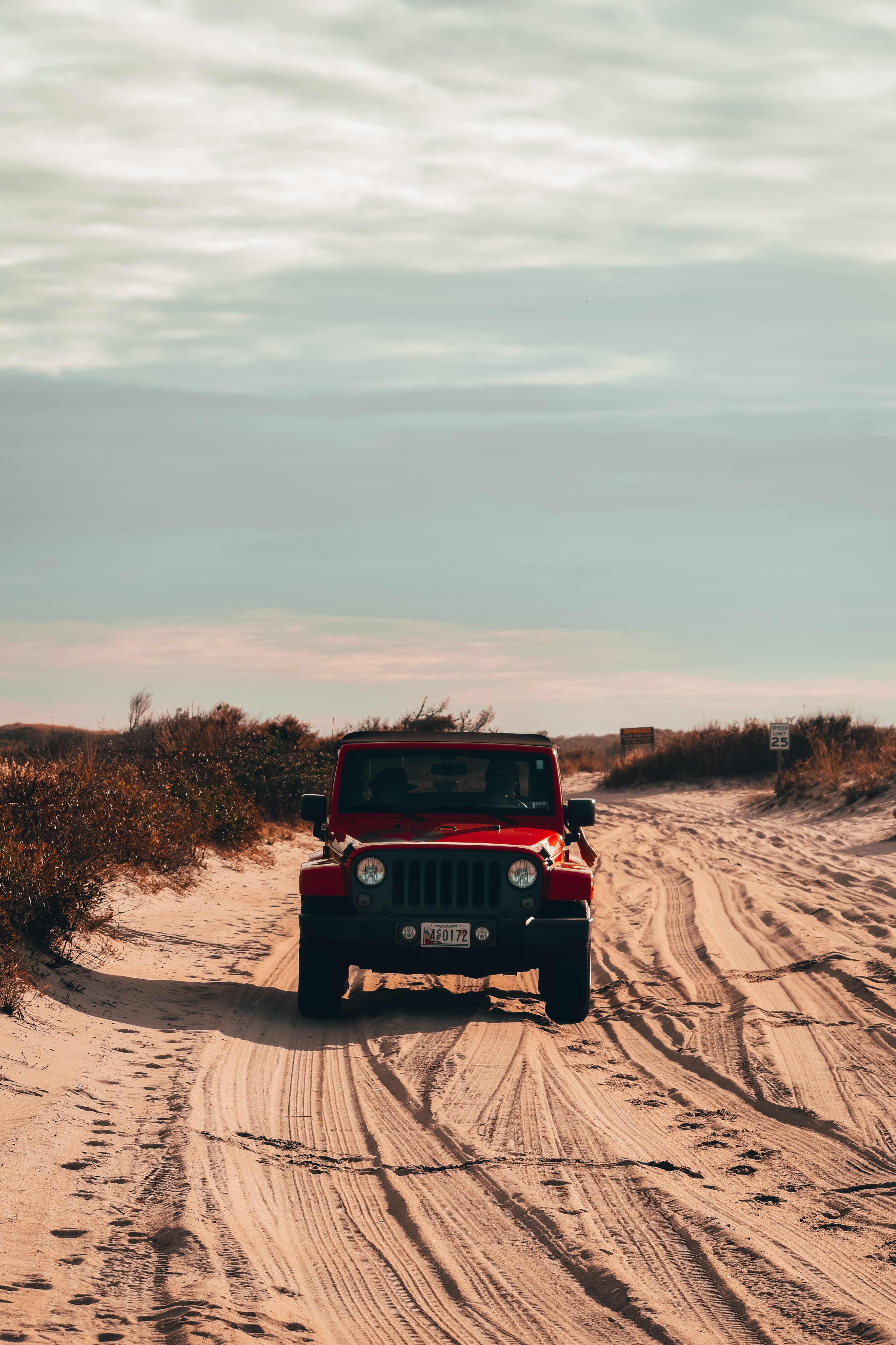 78221 скачать обои jeep wrangler, jeep, тачки (cars), песок, красный, автомобиль, внедорожник - заставки и картинки бесплатно