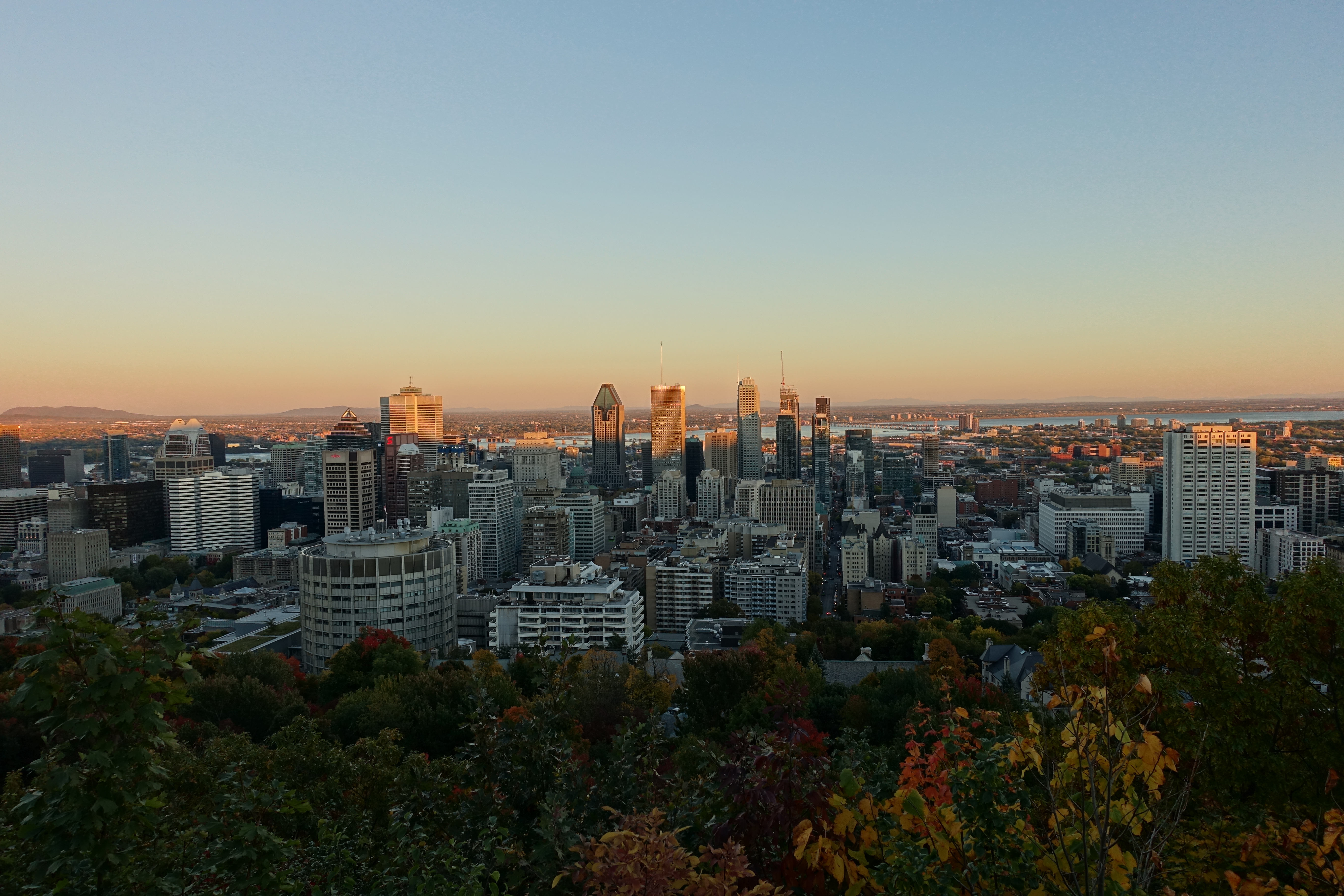 Laden Sie das Stadt, Gebäude, Horizont, Städte, Herbst-Bild kostenlos auf Ihren PC-Desktop herunter