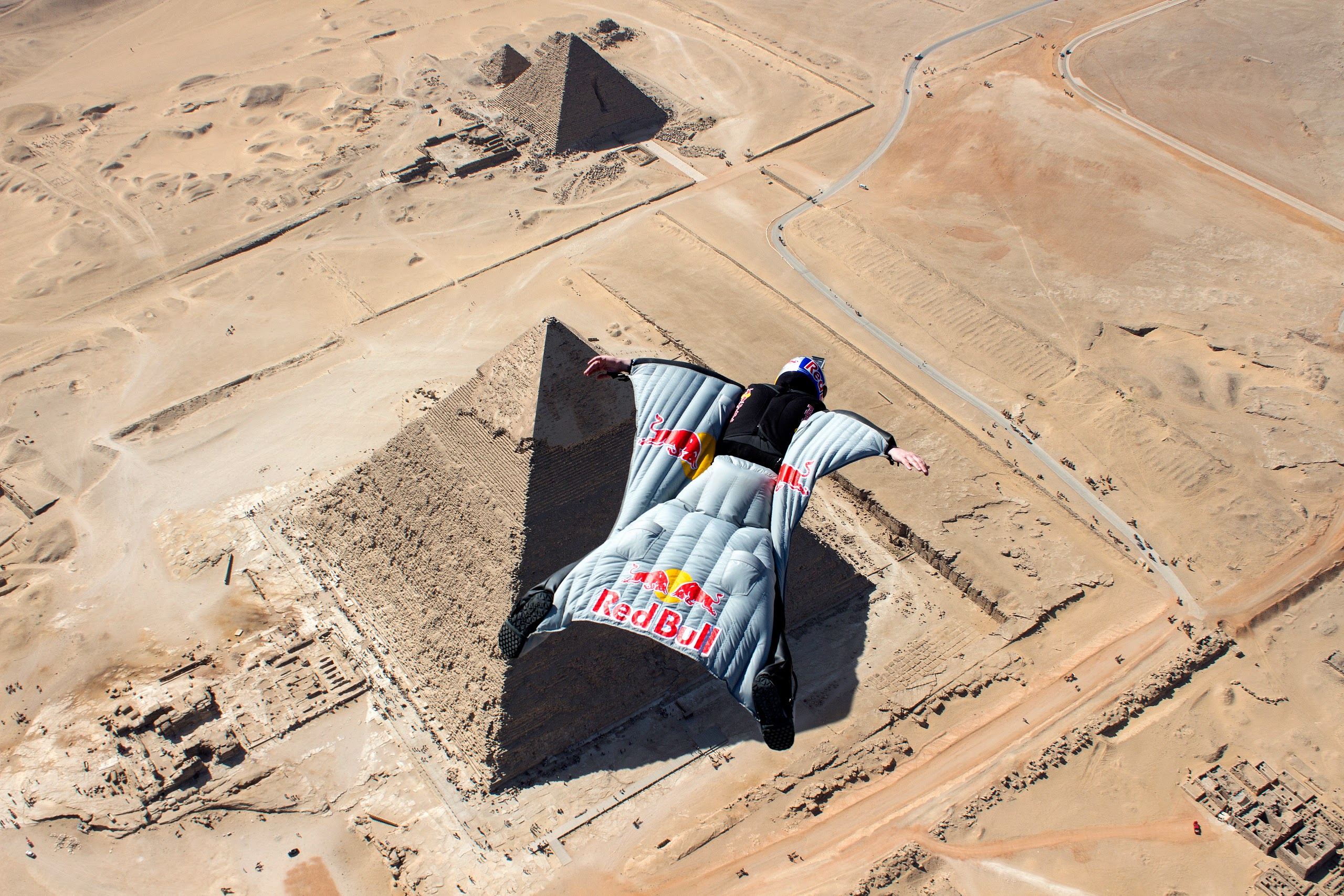 Die besten Wingsuit Fliegen-Hintergründe für den Telefonbildschirm