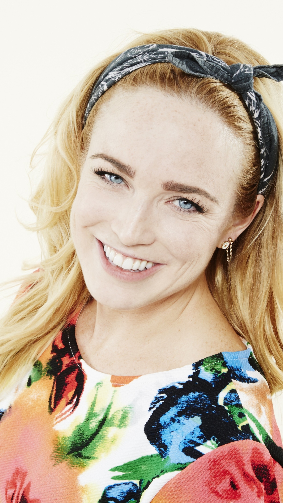 Download mobile wallpaper Smile, Blonde, Blue Eyes, American, Celebrity, Actress, Caity Lotz for free.