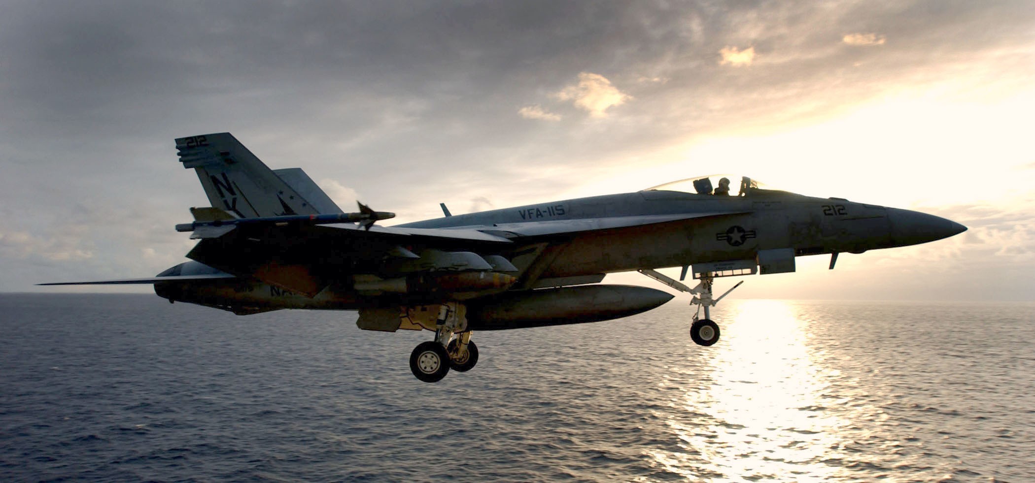 Скачати мобільні шпалери Mcdonnell Douglas F/a 18 Hornet, Військовий, Реактивні Винищувачі безкоштовно.