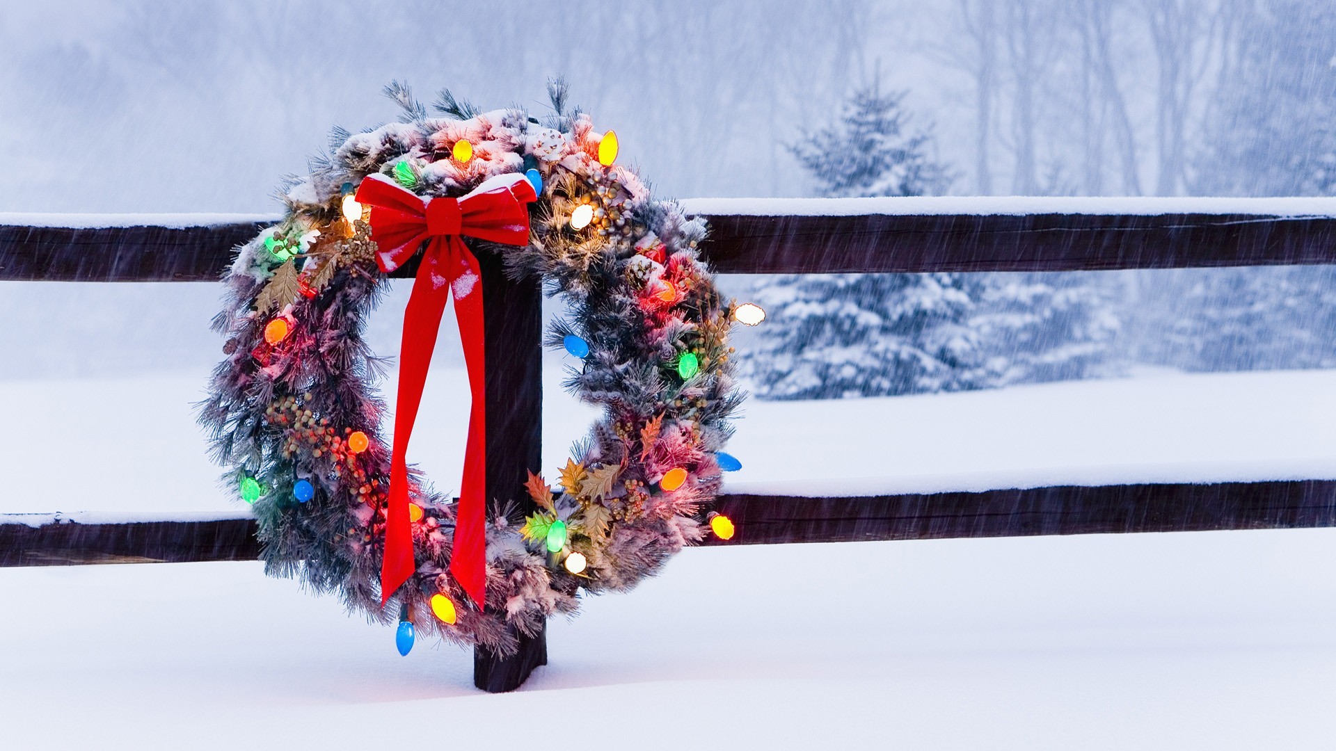 755288 скачать картинку зима, снег, праздничные, рождество, рождественские украшения, ограда - обои и заставки бесплатно