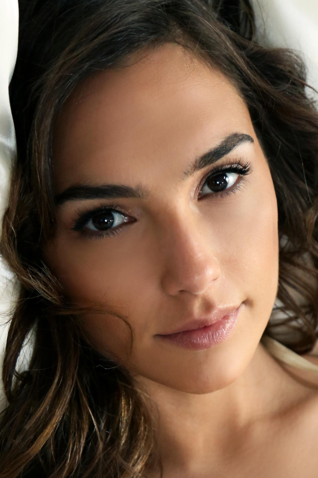 Download mobile wallpaper Face, Model, Celebrity, Brown Eyes, Actress, Gal Gadot, Israeli for free.