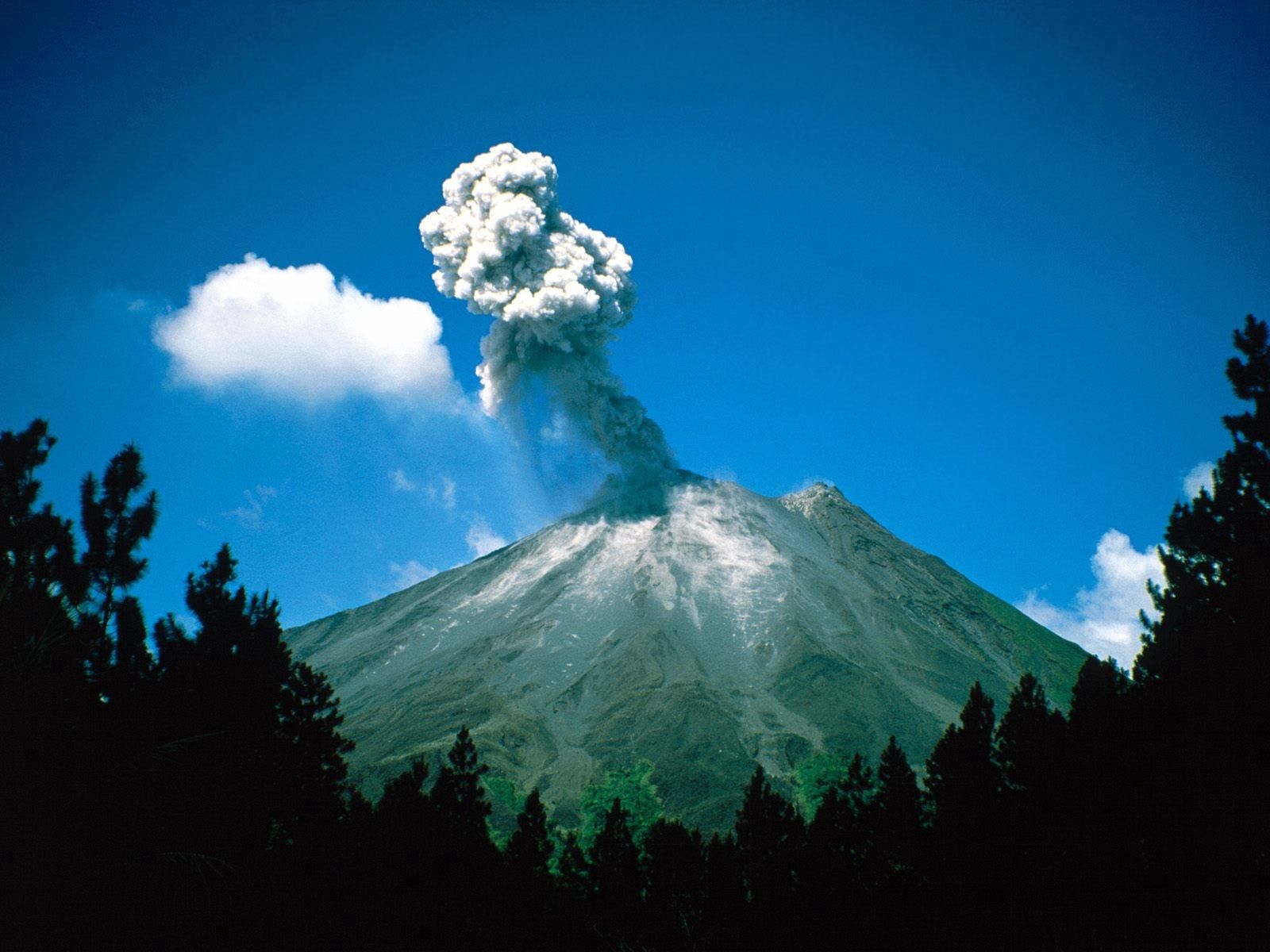 153243 скачать обои вулкан, извержение, природа, небо, дым, коста рика - заставки и картинки бесплатно
