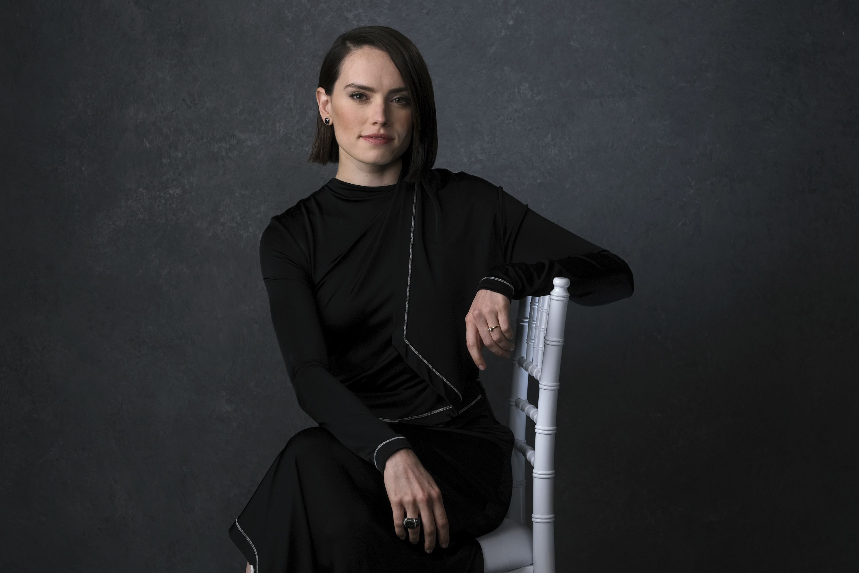 Baixar papel de parede para celular de Inglês, Celebridade, Cabelo Preto, Cabelo Curto, Atriz, Daisy Ridley gratuito.