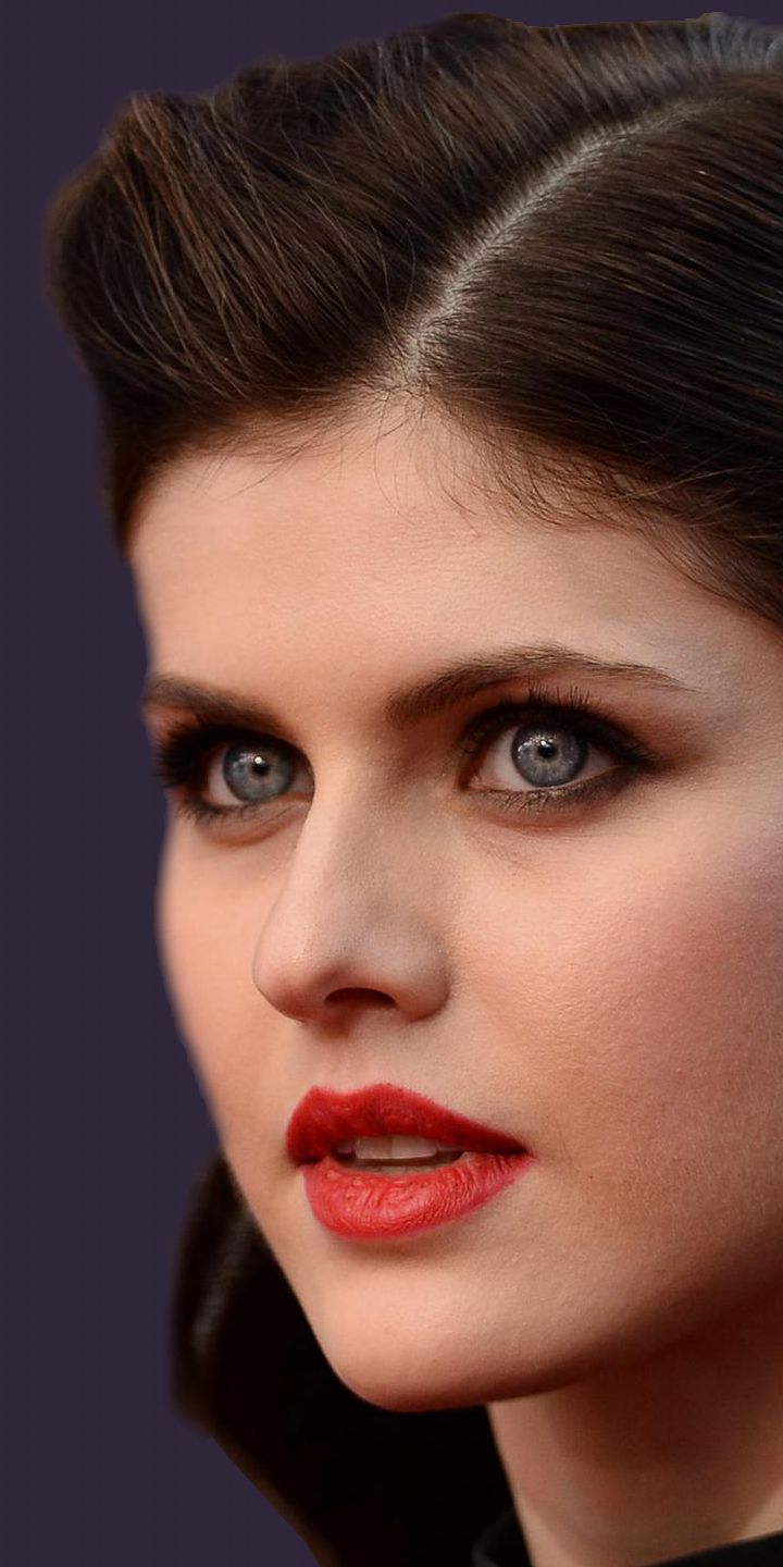 Download mobile wallpaper Face, Brunette, Earrings, Blue Eyes, American, Celebrity, Actress, Alexandra Daddario for free.