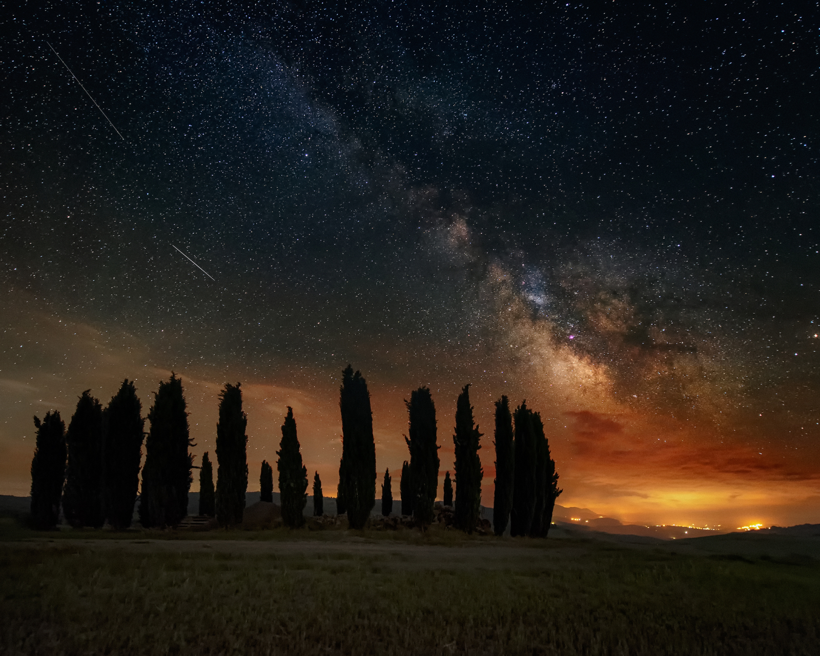 Free download wallpaper Landscape, Stars, Night, Italy, Tree, Milky Way, Sci Fi, Tuscany on your PC desktop