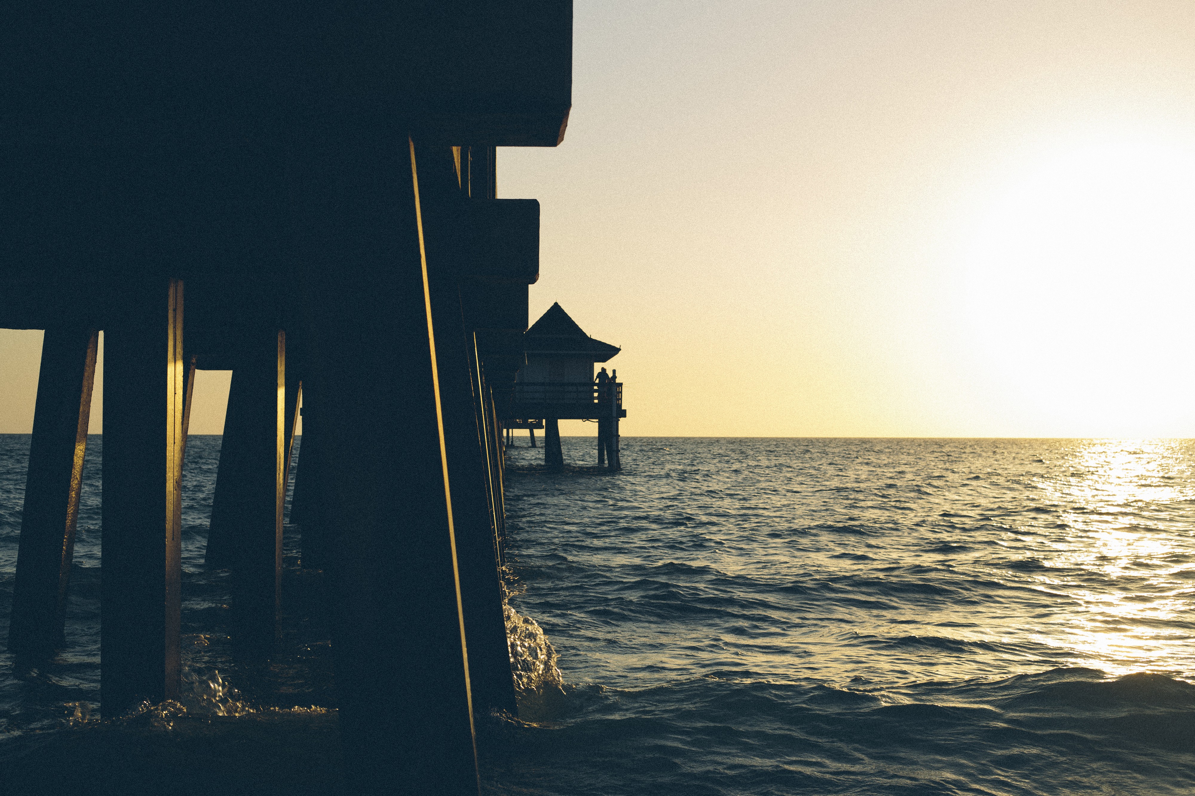 Laden Sie das Seebrücke, Meer, Sonnenuntergang, Menschengemacht-Bild kostenlos auf Ihren PC-Desktop herunter