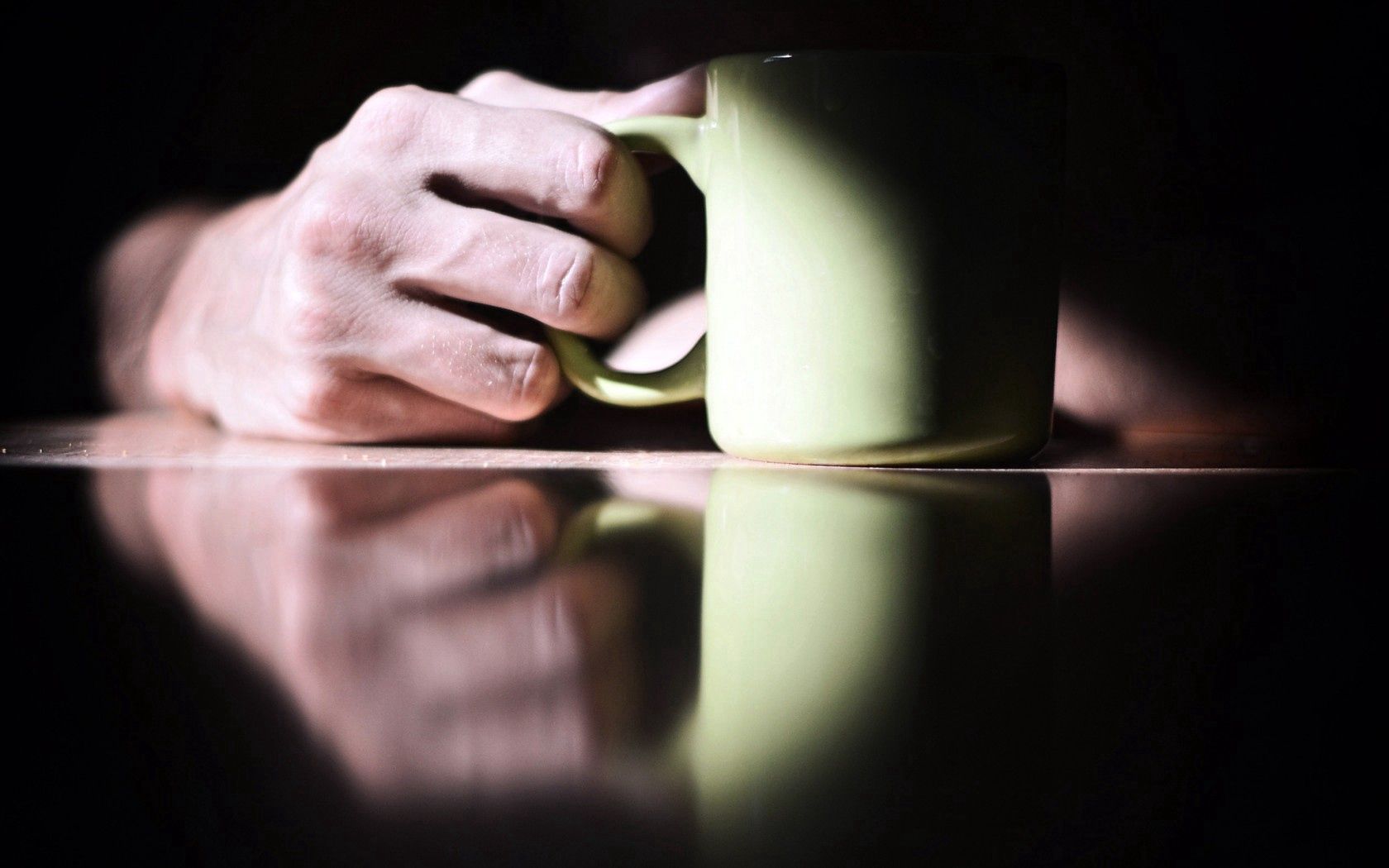 Free download wallpaper Reflection, Hand, Miscellanea, Miscellaneous, Surface, Table, Cup on your PC desktop