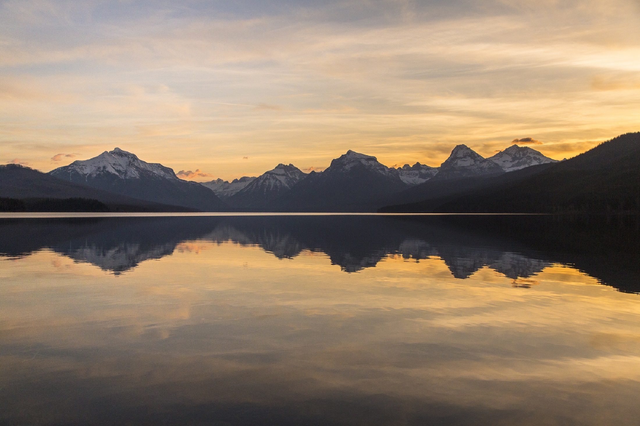 Laden Sie das Landschaft, Natur, See, Gebirge, Montana, Berge, Glacier Nationalpark, Erde/natur, Spiegelung-Bild kostenlos auf Ihren PC-Desktop herunter