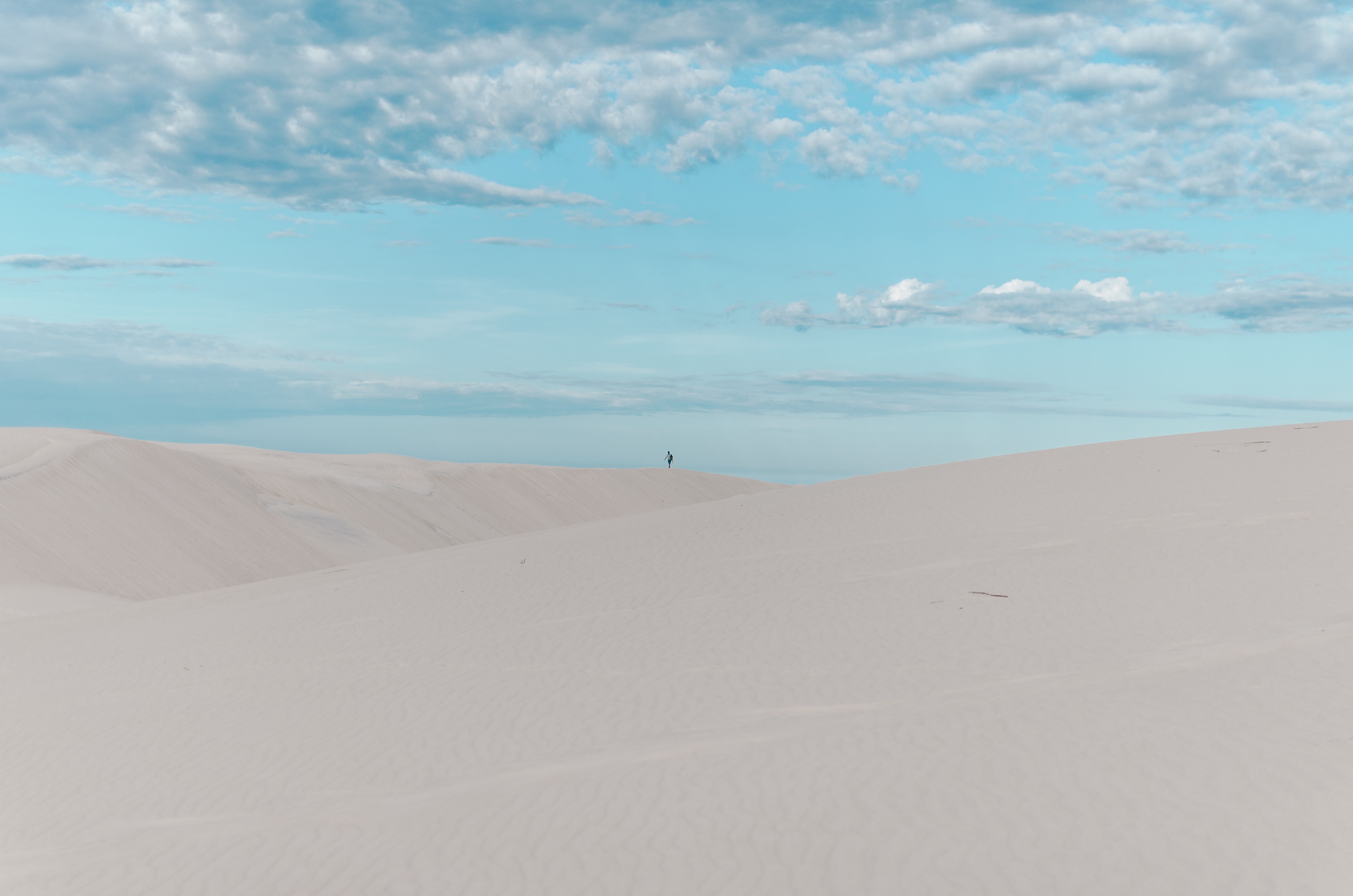 78410 Hintergrundbild herunterladen sand, wüste, silhouette, minimalismus, allein, einsam, dünen, links - Bildschirmschoner und Bilder kostenlos