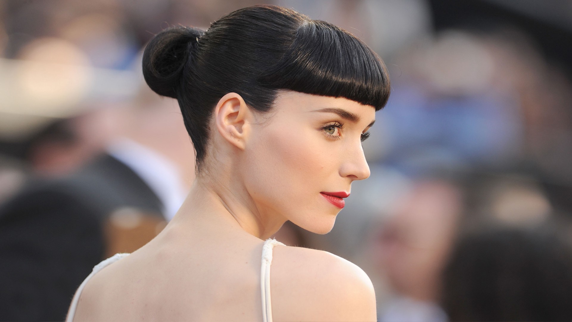 Download mobile wallpaper Celebrity, Black Hair, Actress, Lipstick, Rooney Mara for free.