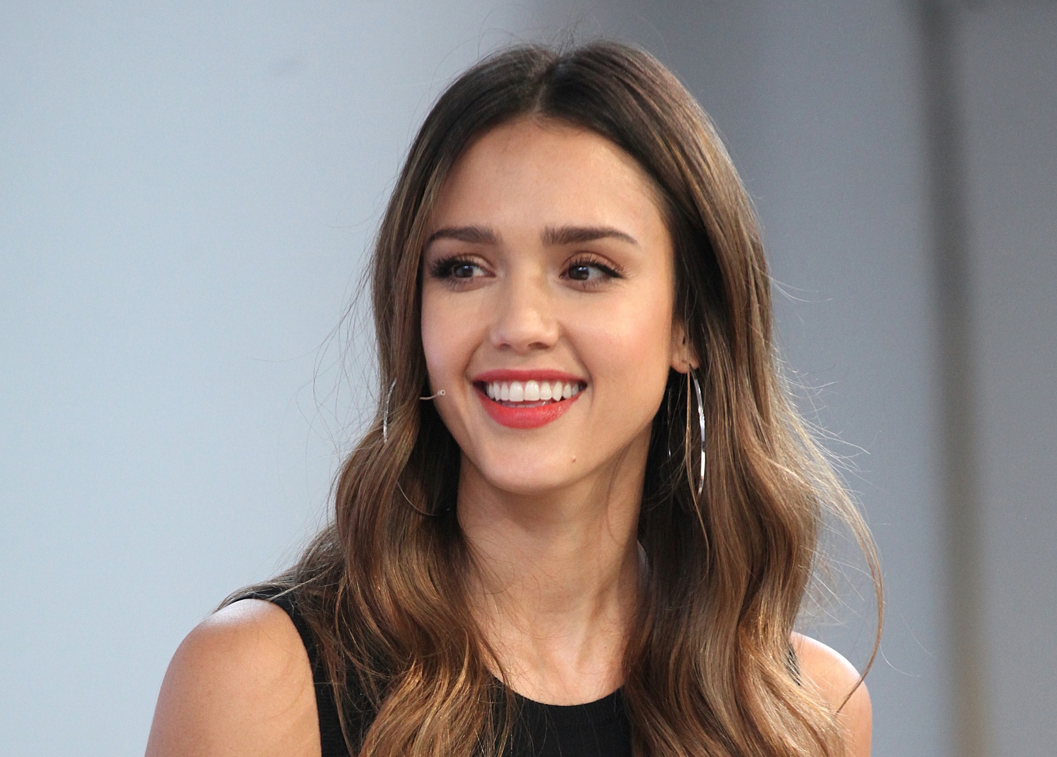 Download mobile wallpaper Jessica Alba, Smile, Brunette, American, Celebrity, Brown Eyes, Actress for free.