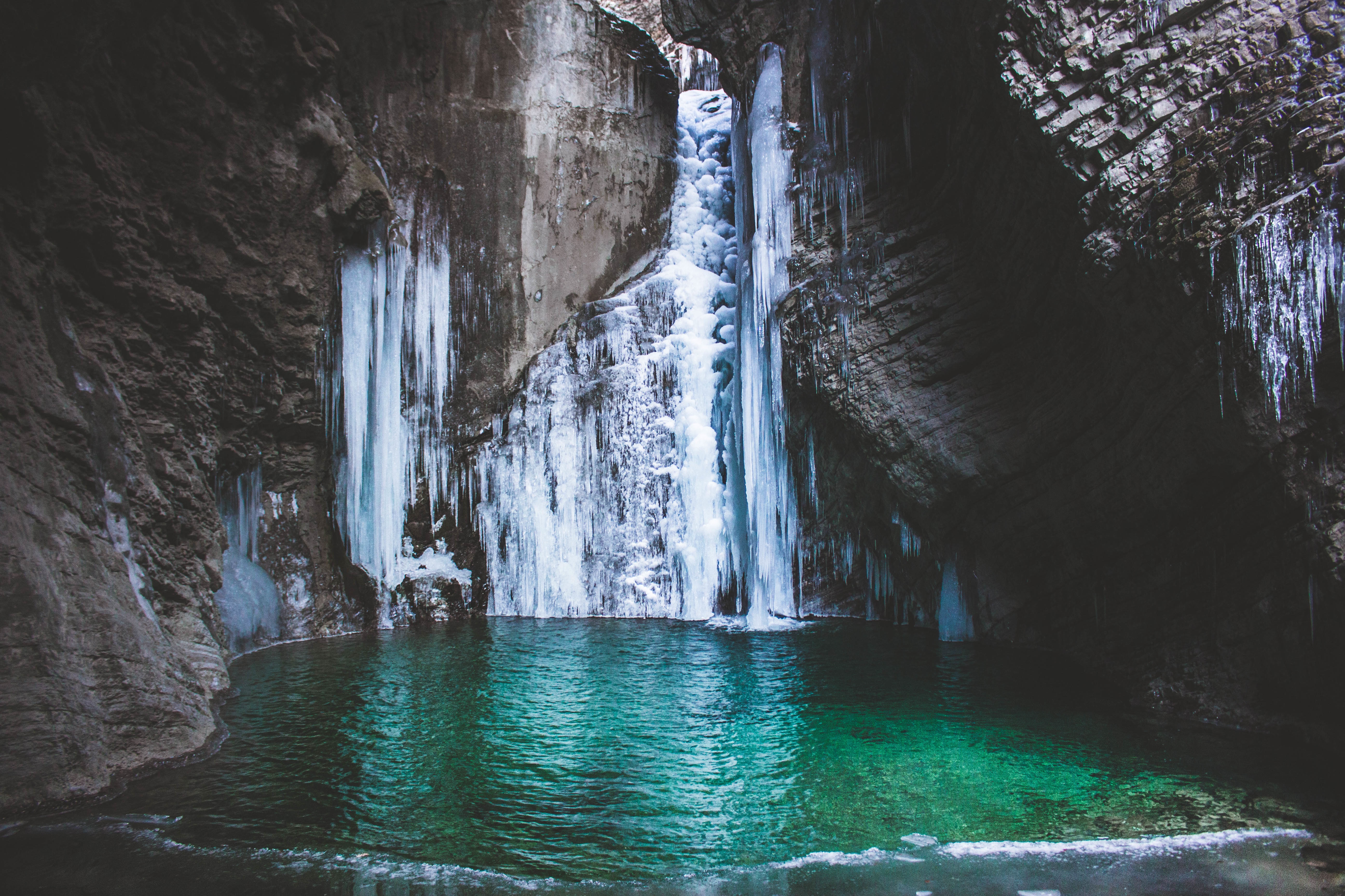 Laden Sie das Wasserfall, Natur, See, Mountains-Bild kostenlos auf Ihren PC-Desktop herunter