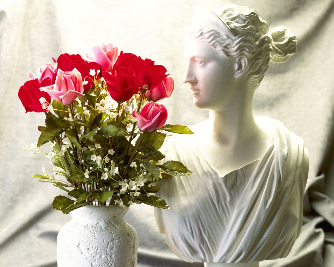 141839 скачать обои розы, букет, ваза, цветы, бюст - заставки и картинки бесплатно